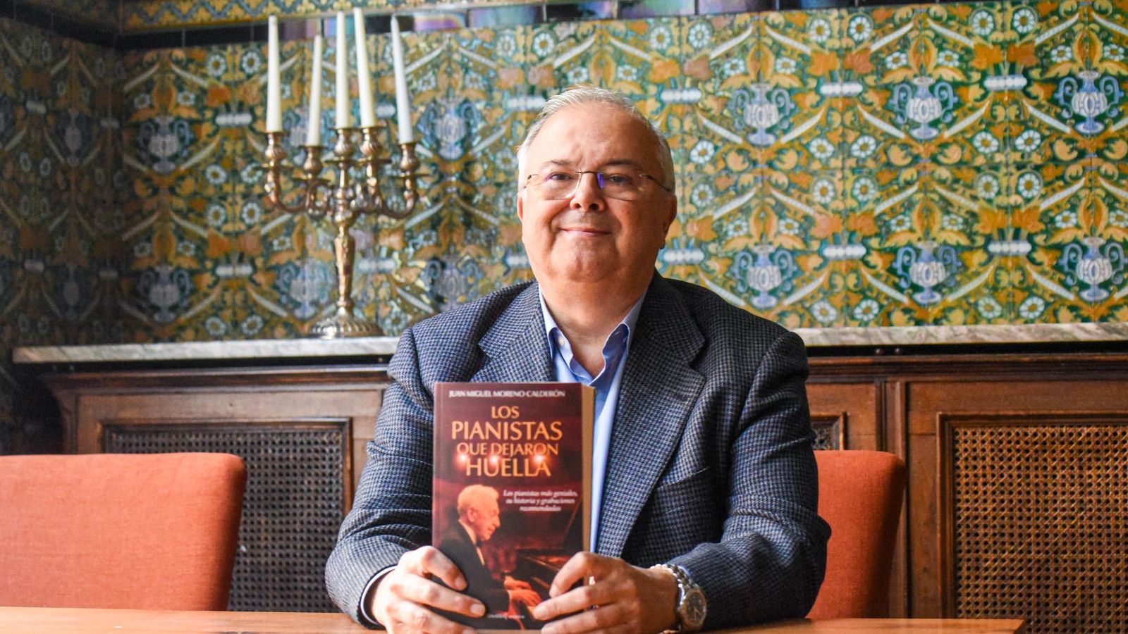 Juan Miguel Moreno Calderón posa con su libro 'Los pianistas que dejaron huella'.
