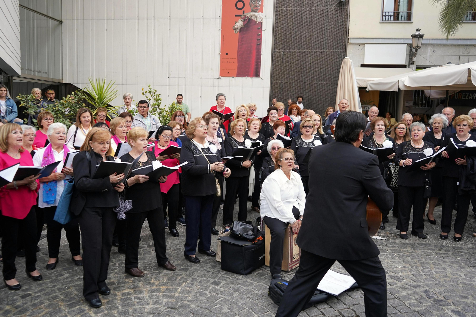 Las mejores fotos de la Noche en Blanco de Granada: del concierto de Xoel López a partidos de baloncesto