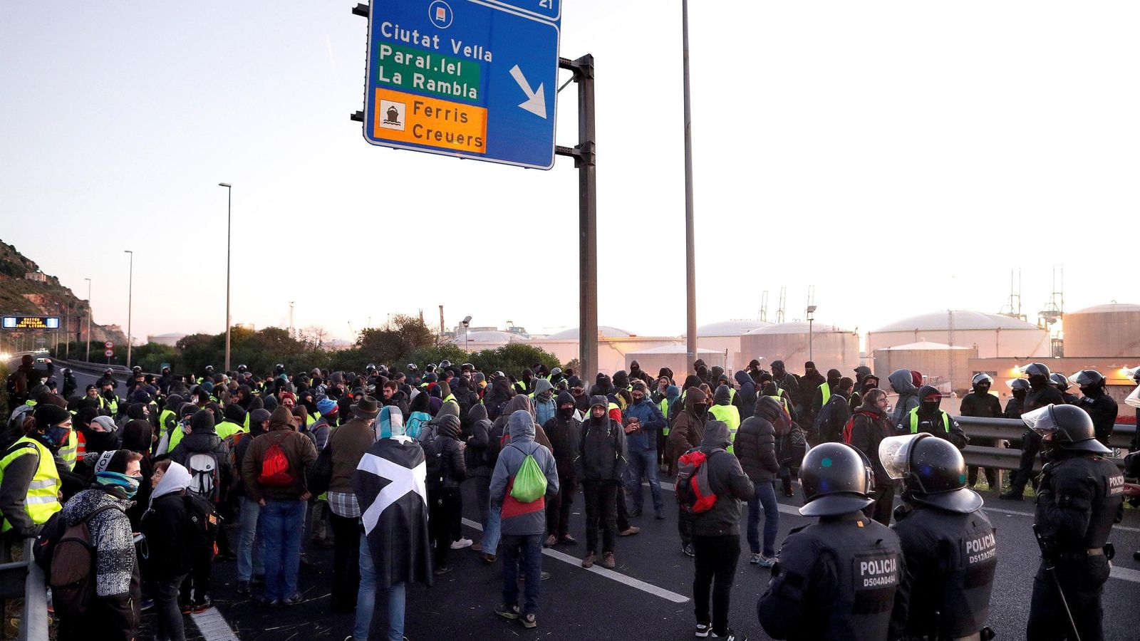 Una de las carreteras cortadas. Una de las carreteras cortadas.