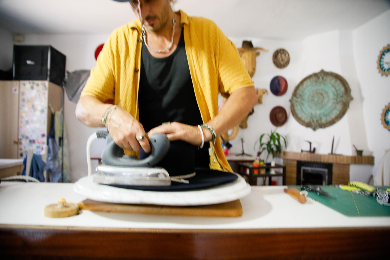 Imágenes del proceso creativo en sombreros de Alejandro Mateo