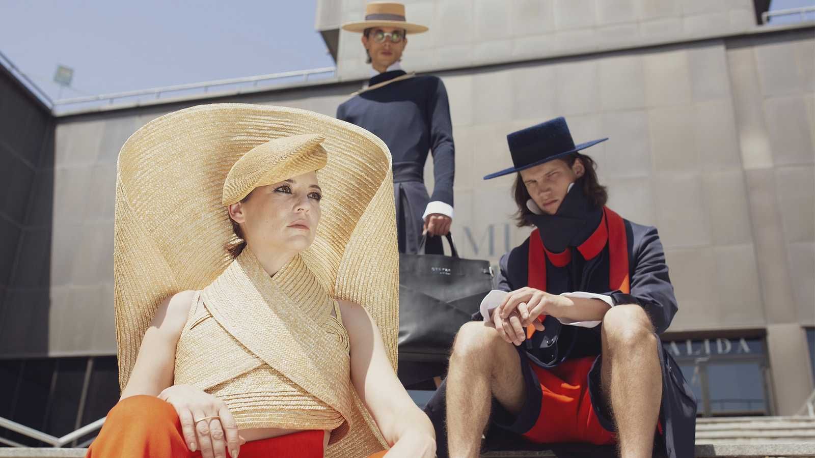 Leonor Watling (en primer plano), con una propuesta de Oteyza, y detrás dos modelos más.