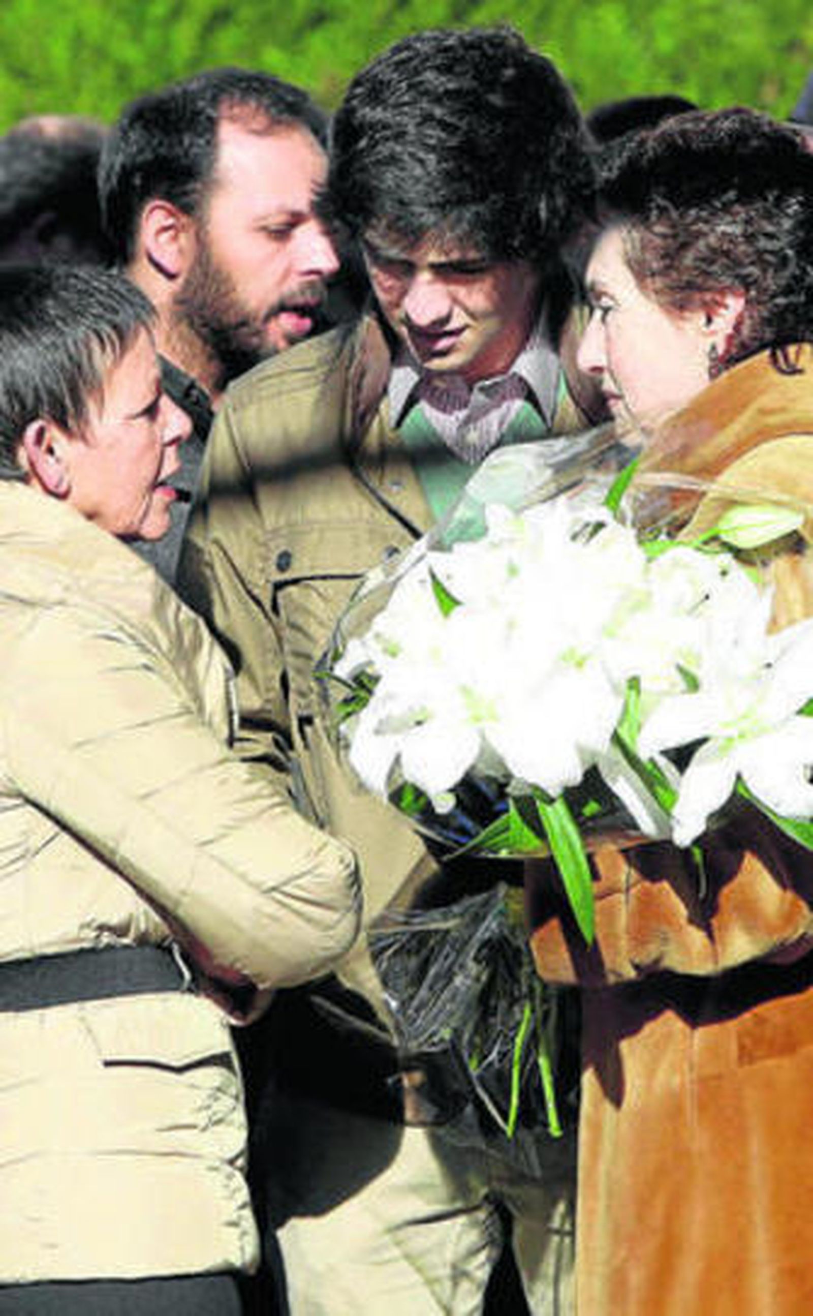 La viuda de Fernando Múgica, dcha.,  ayer, en un acto de homenaje del PSE.