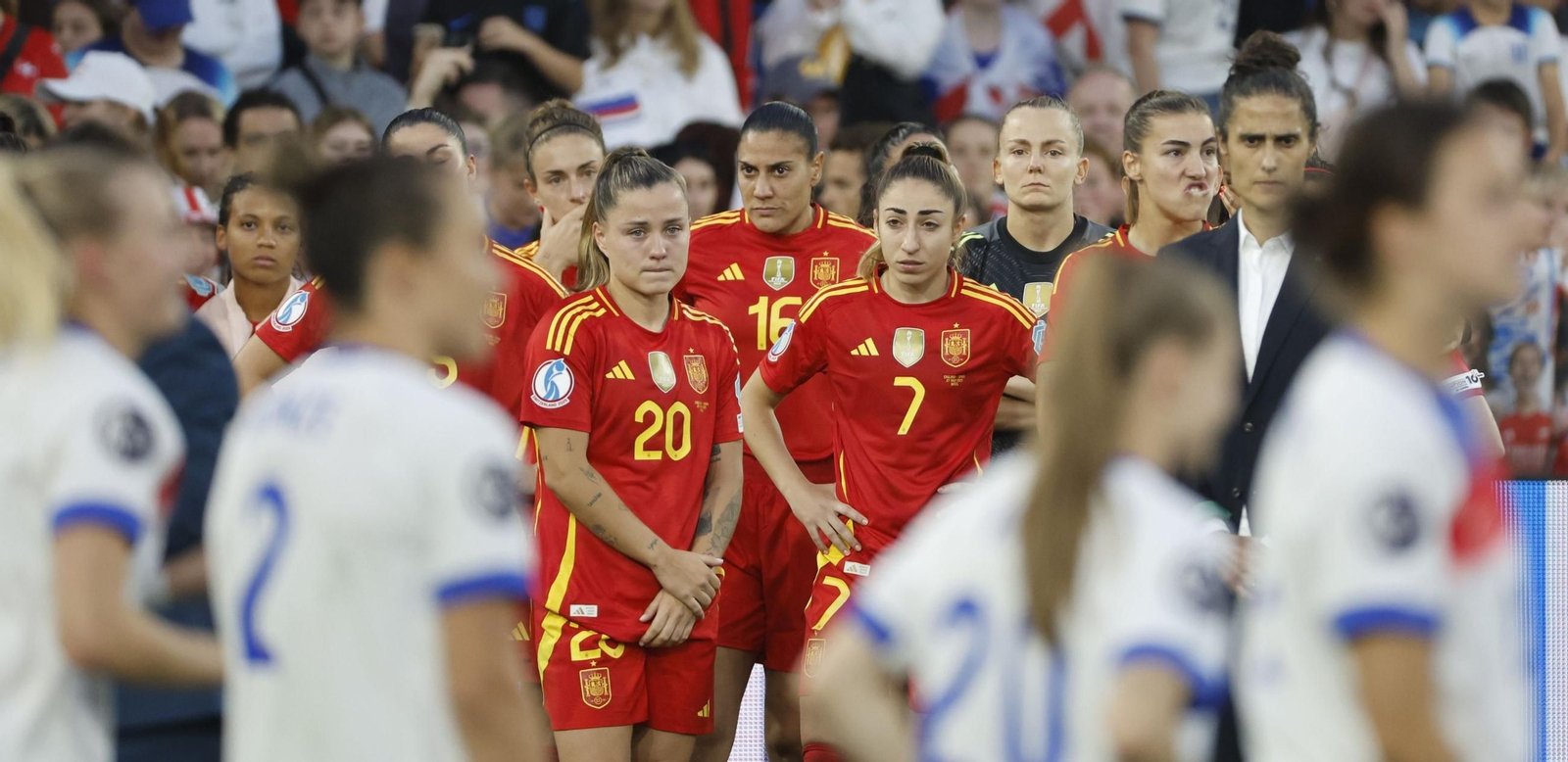 Las jugadoras de España observan con pesar el momento en el que Inglaterra recoge la copa de campeonas.