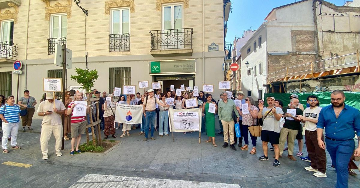 Presentan 2.000 firmas contra el cierre del centro de salud Fortuny-Velutti