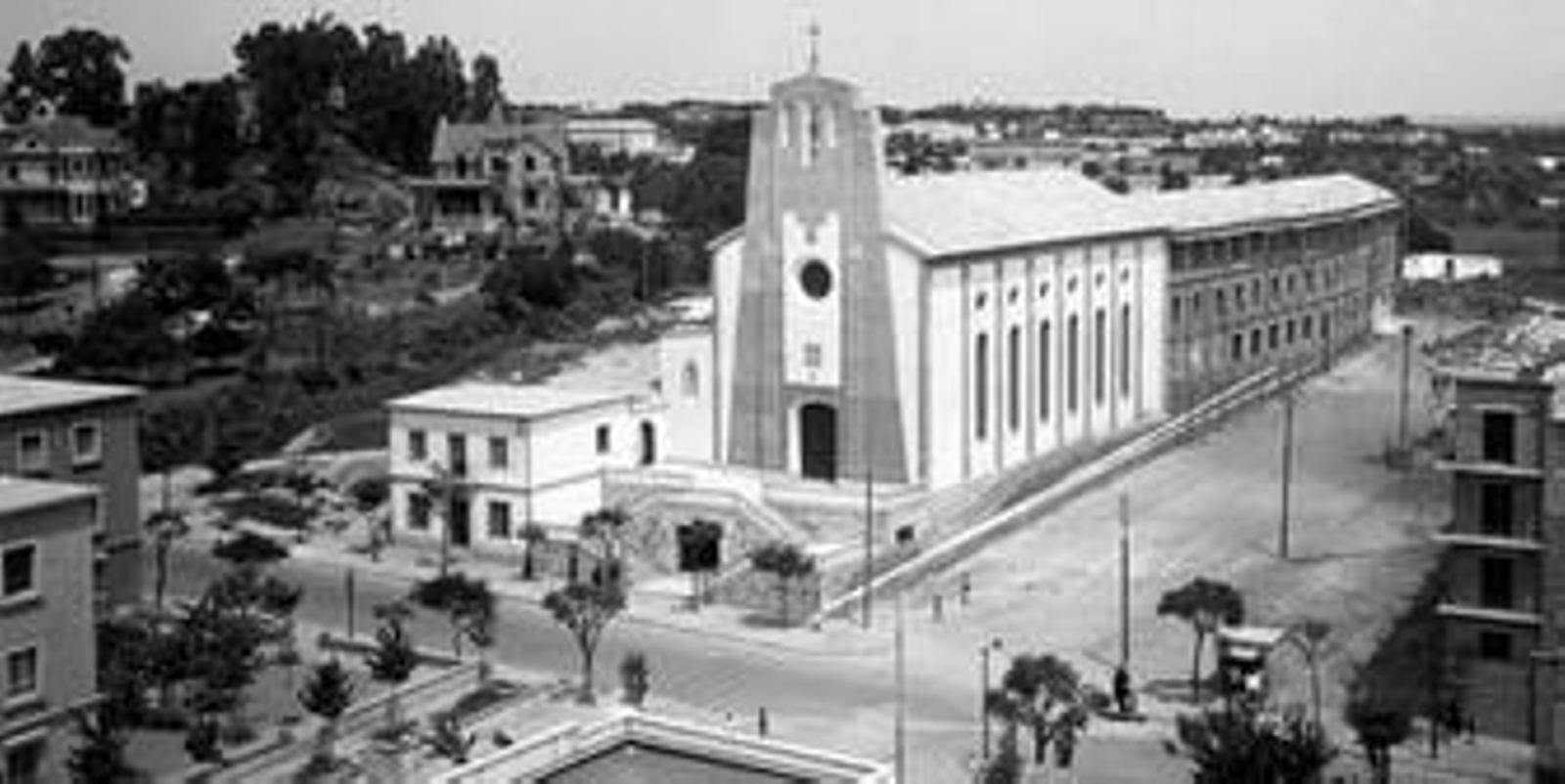 La parroquia en 1959, su entorno nada tiene que ver con el actual, tomada desde el Manuel Lois se puede ver los chalets de Mackay y macdonald y los campos a su alrededor.