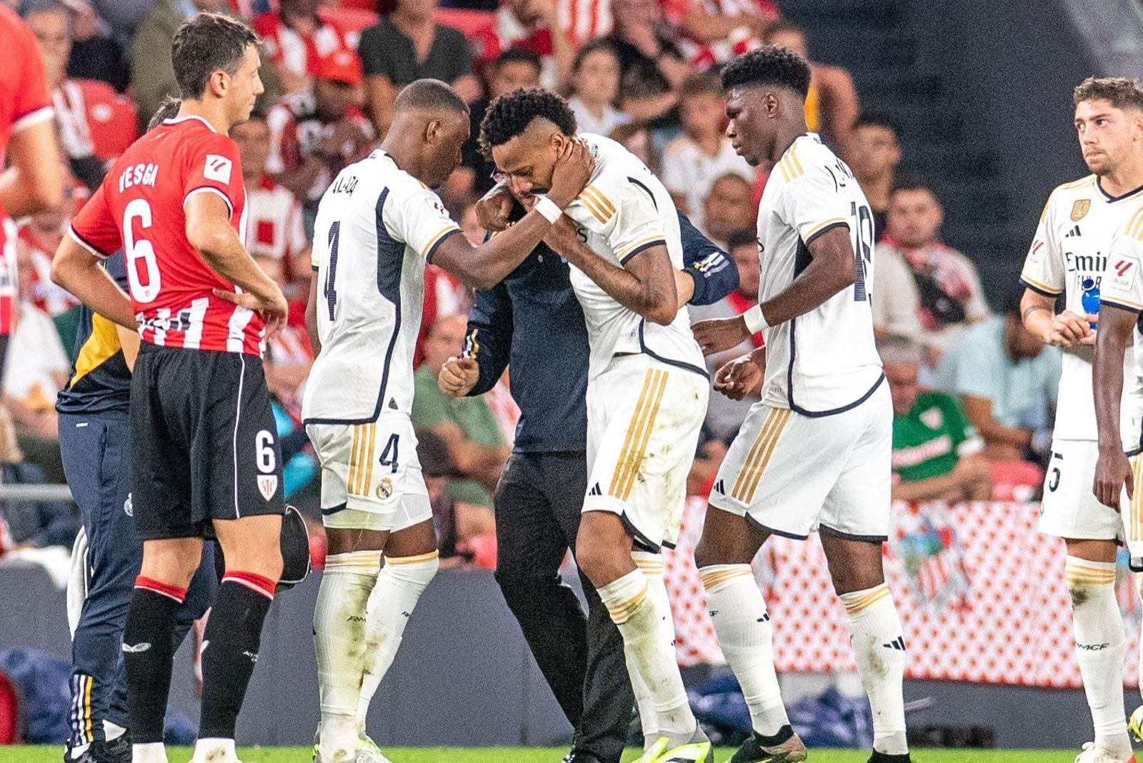 Militao abandona el terreno de juego tras caer lesionado ante el Athletic en el Nuevo San Mamés.