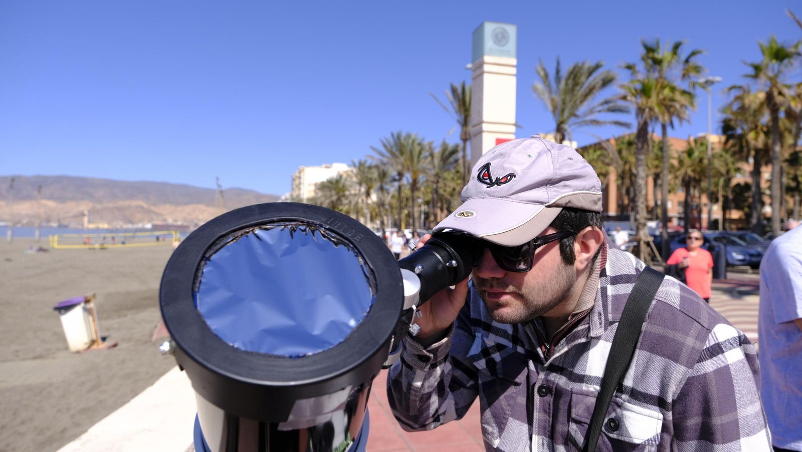 Almería observa el eclipse solar desde el Paseo Marítimo, en imágenes