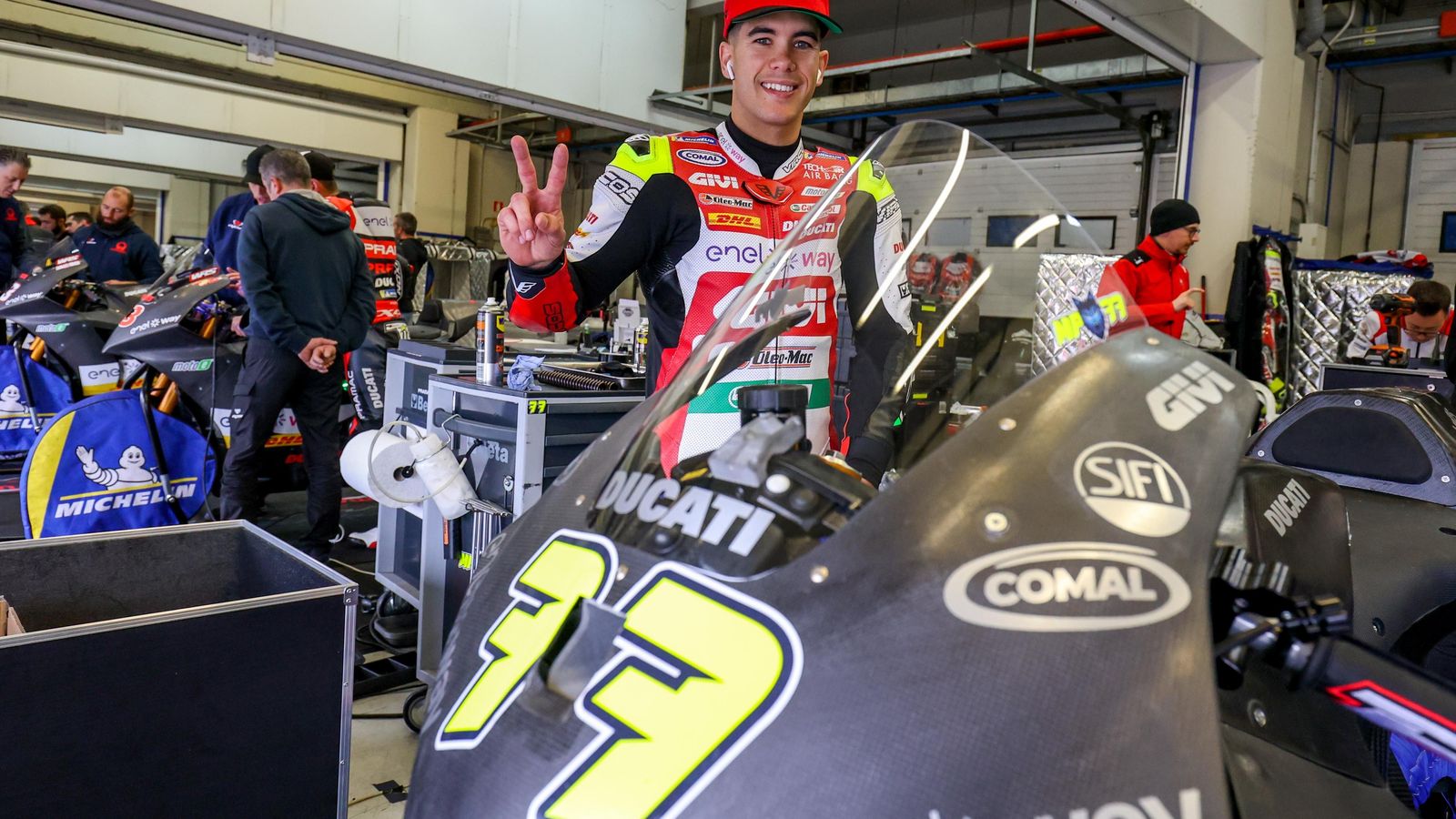 Miquel Pons, en el box esperando a que la lluvia parase.