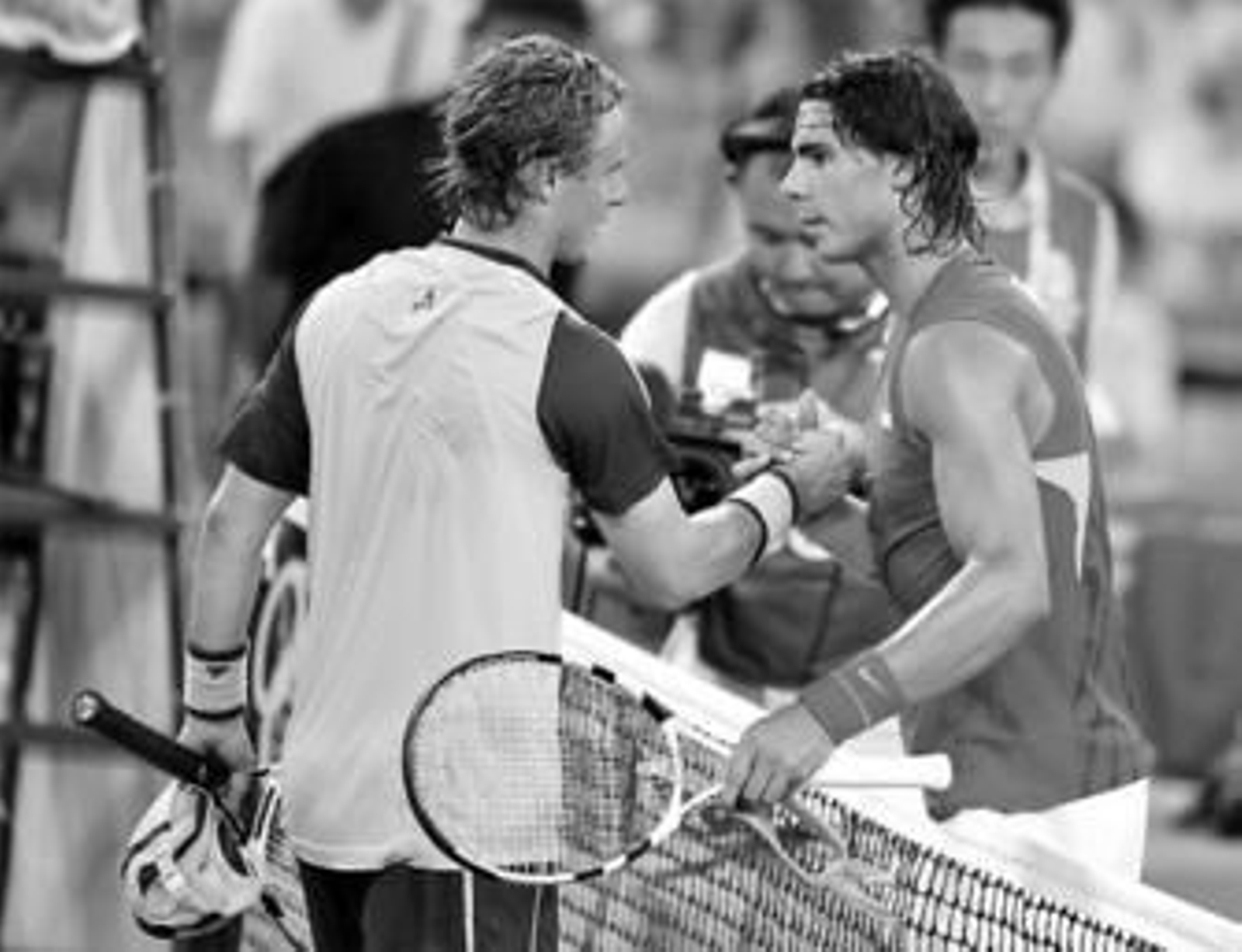 Rafa Nadal saluda a Lleyton Hewitt tras derrotarle en dos sets.