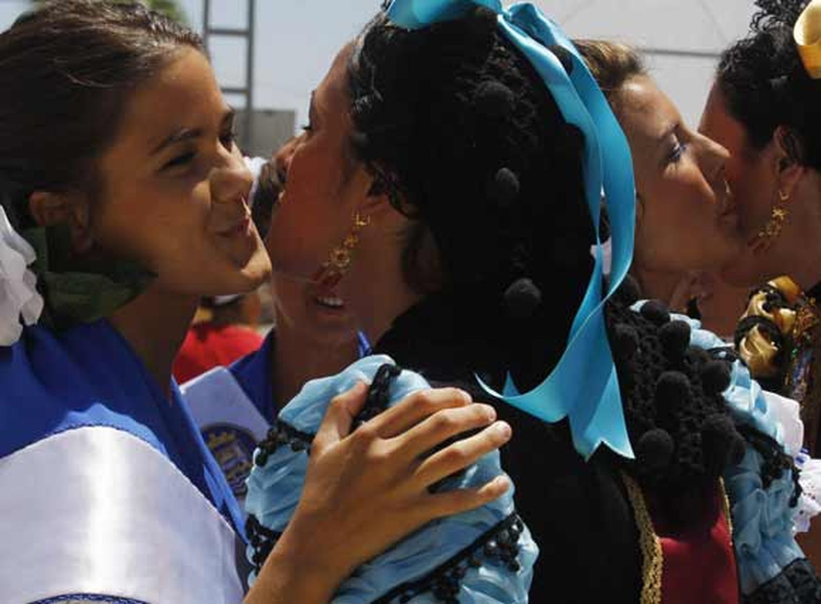 Ni el calor ni la posible resaca de la noche impidieron que las mujeres, ataviadas con sus trajes reglamentarios, llenaran el recinto ferial

Foto: Rioja-Nuria Reina
