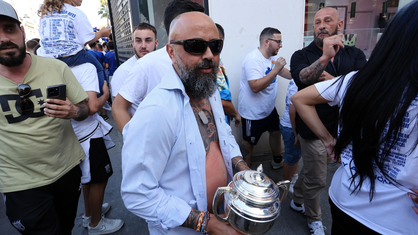 Baño de masas del Xerez CD en Jerez por su ascenso