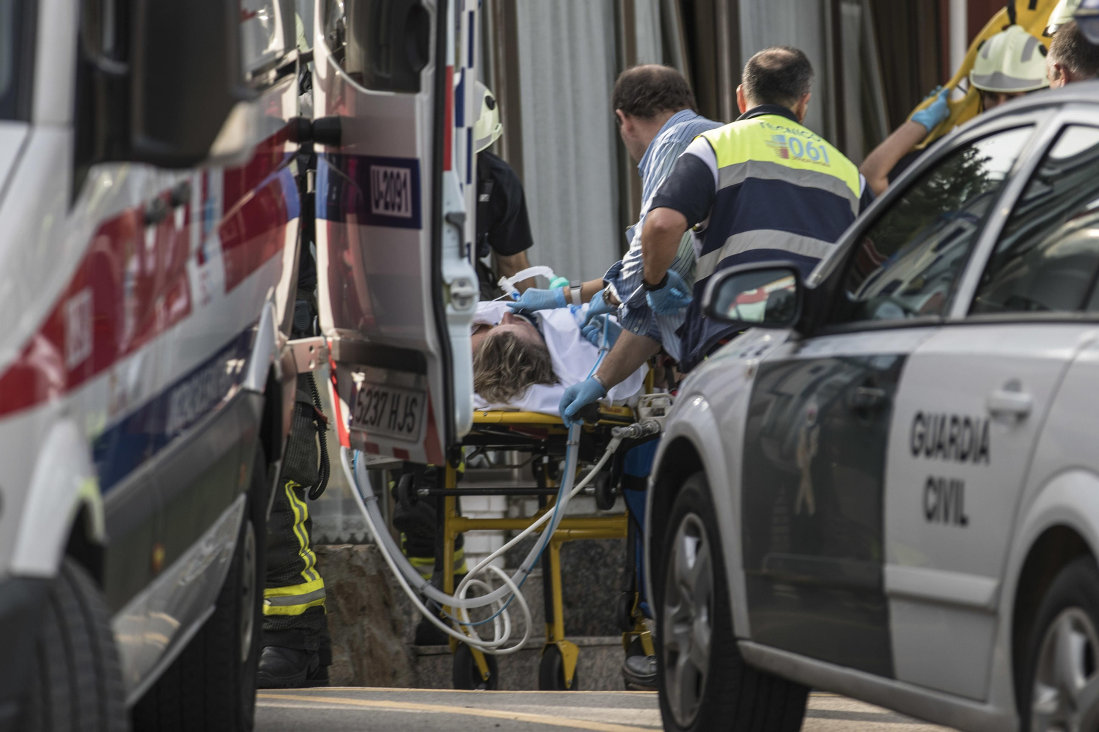 Evacuación de uno de los heridos por el escape de gas el pasado septiembre.
