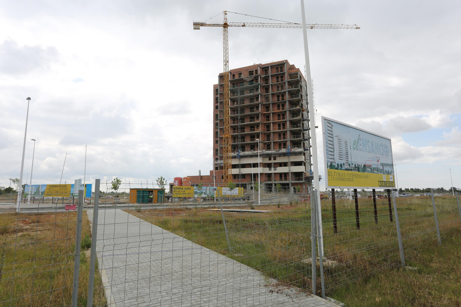 La primera y la tercera fase del proyecto contempla 46 viviendas cada una, en dos bloques que comparten medianera; y la segunda fase es de 98 viviendas en un edificio exento, pero en la misma parcela.