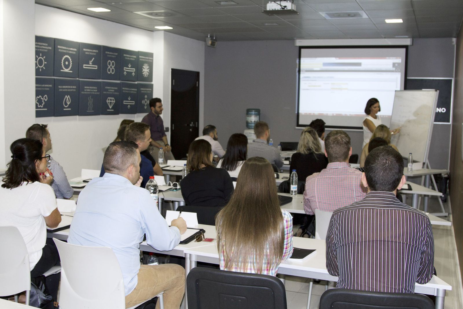 Imagen de una jornada formativa por parte de Cosentino