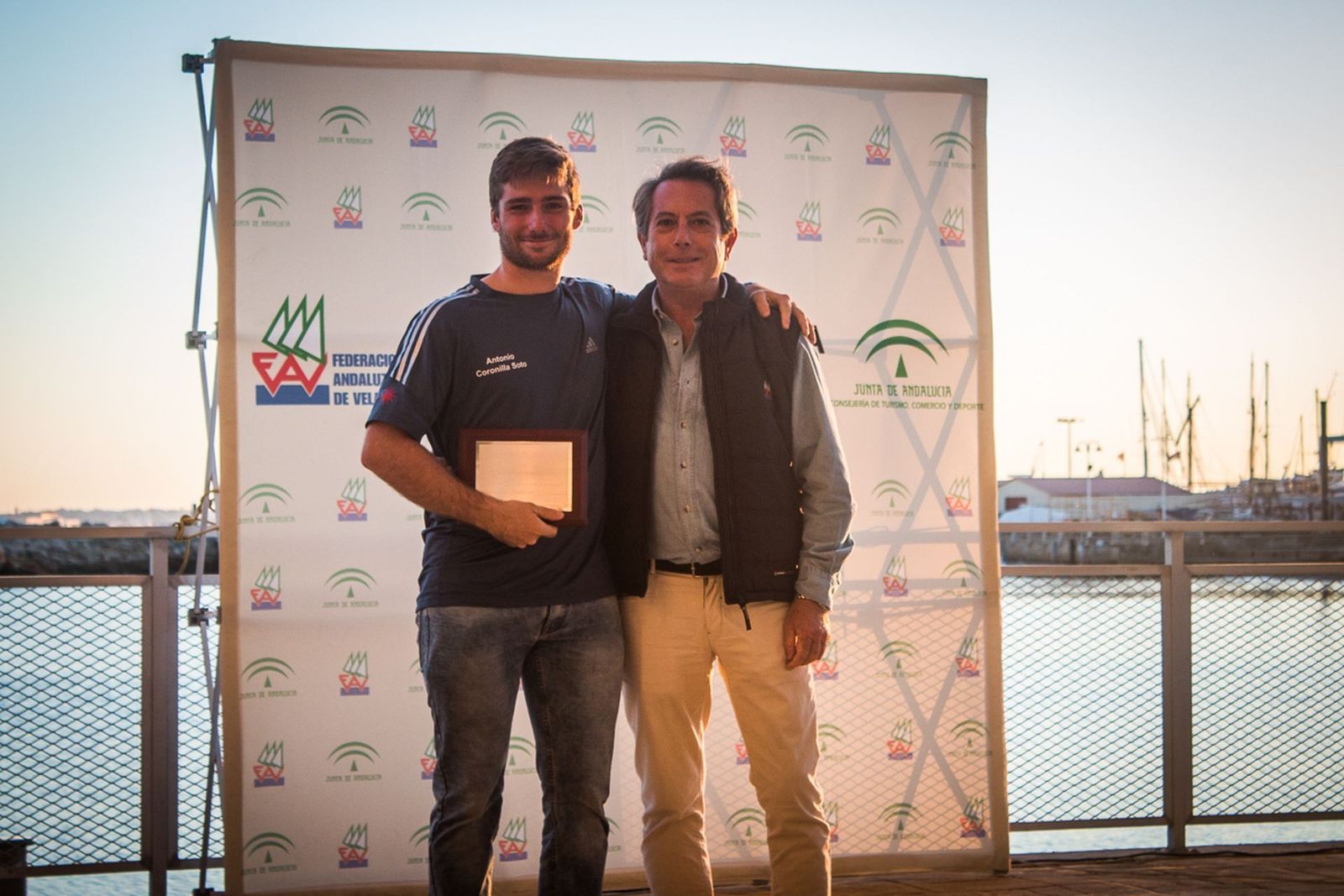 Antonio Coronilla (i), en la entrega de trofeos junto a Francisco Coro.