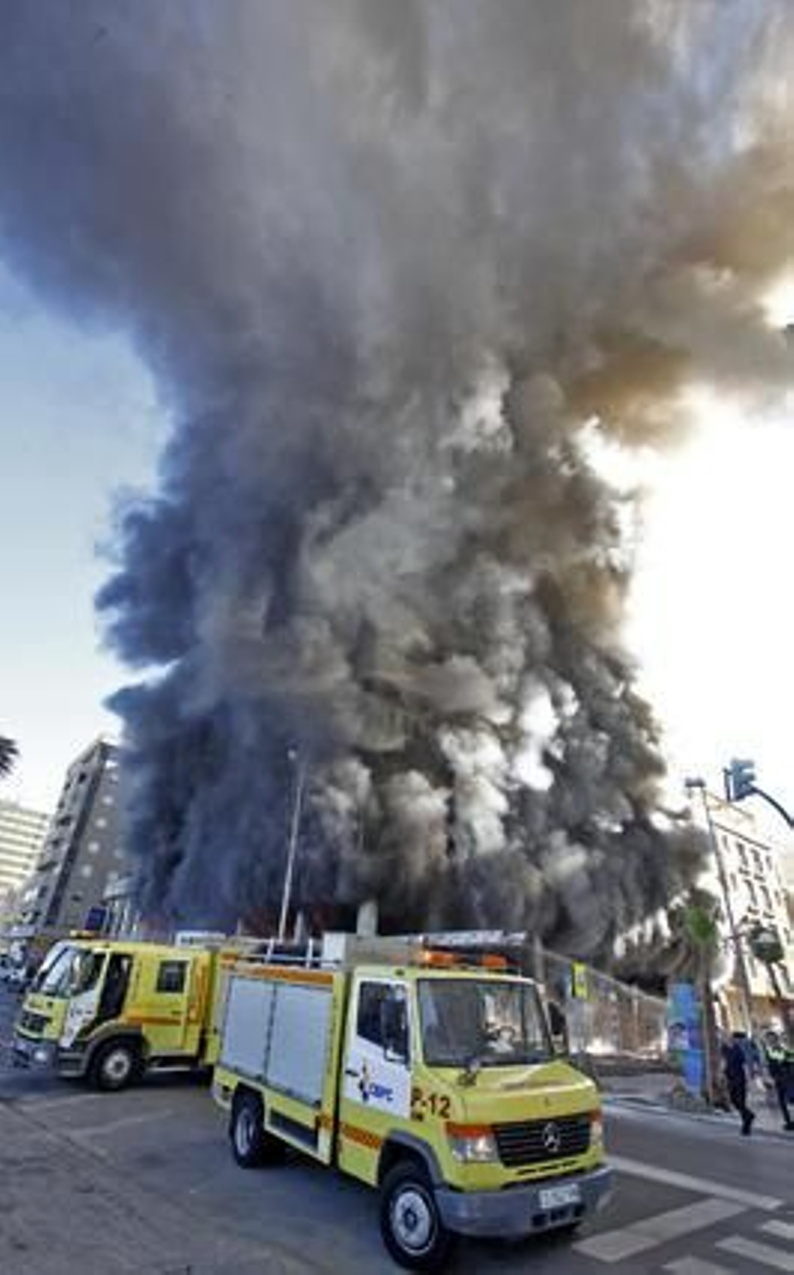 Espectacular incendio en un edificio de la calle Brasil. /Jesús Marín