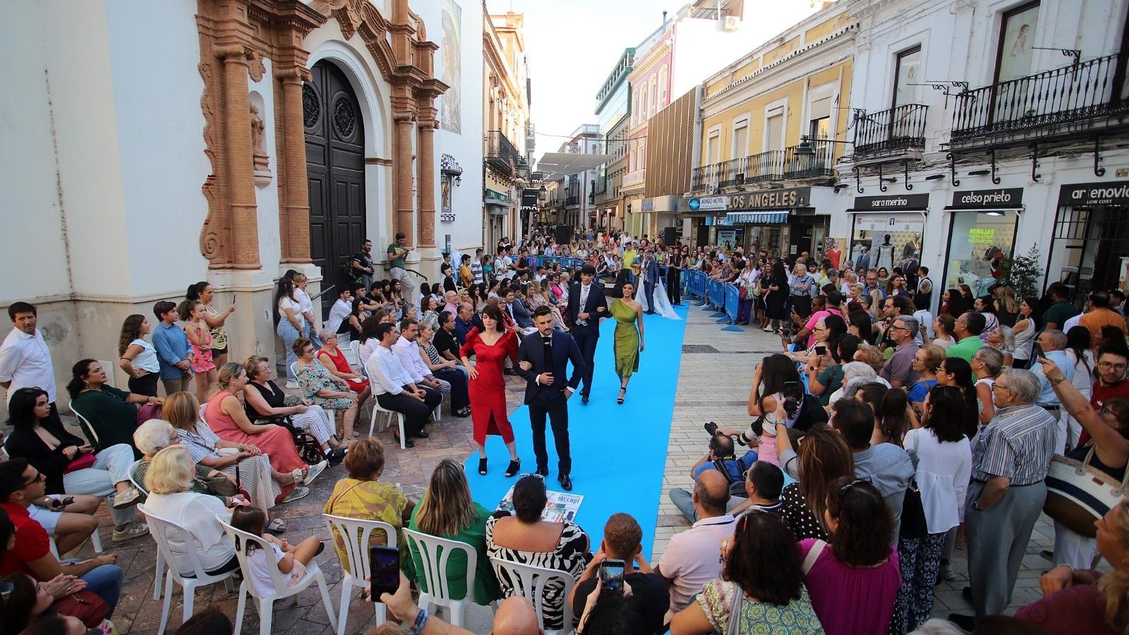 Los onubenses en han volcado en la celebración de la Noche del Comercio.