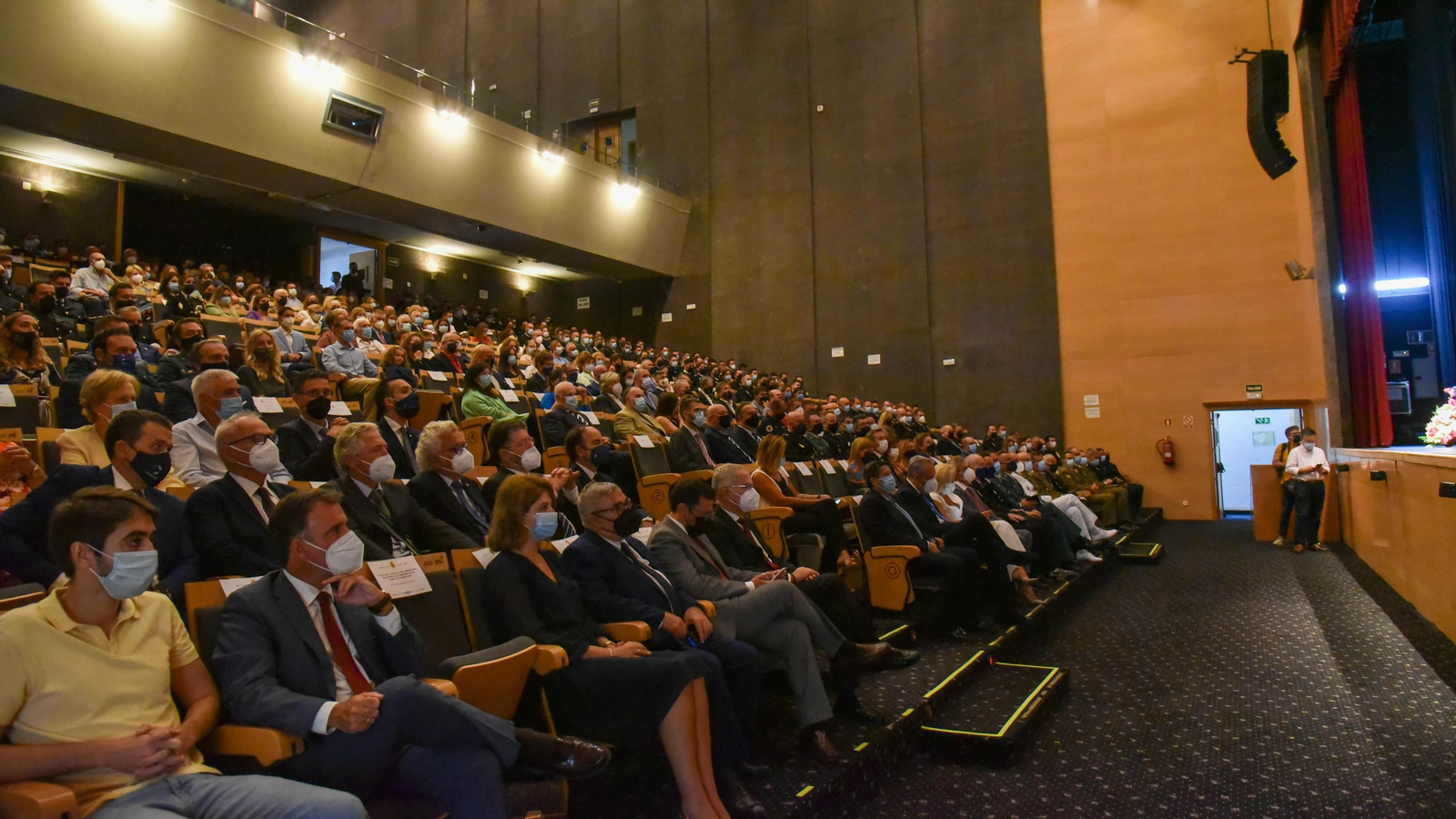 Las fotos de la entrega de medallas por el Dia de la Policía Nacional