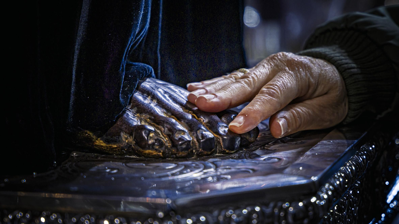 Las imágenes del besapié del primer viernes de marzo al Medinaceli en la Iglesia de Santa Cruz de Cádiz