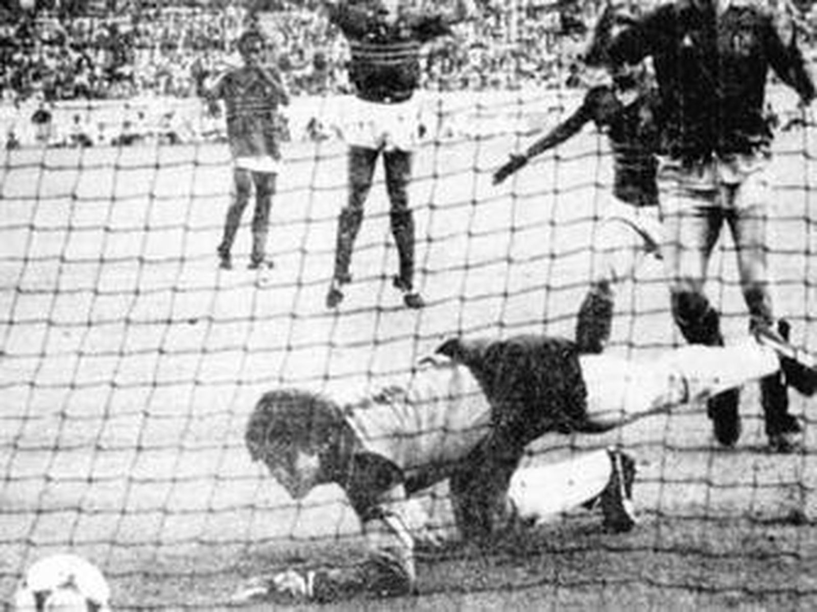 1984El árbitro facilita la victoria de Francia sobre España en la final de la Eurocopa