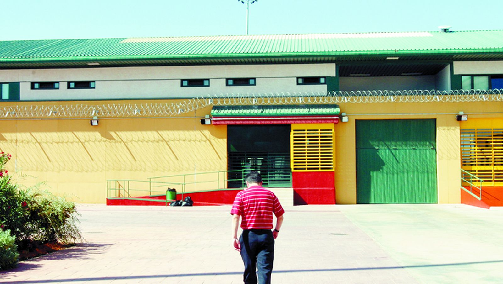 Una persona se dirige a uno de los pabellones de la prisión alboloteña