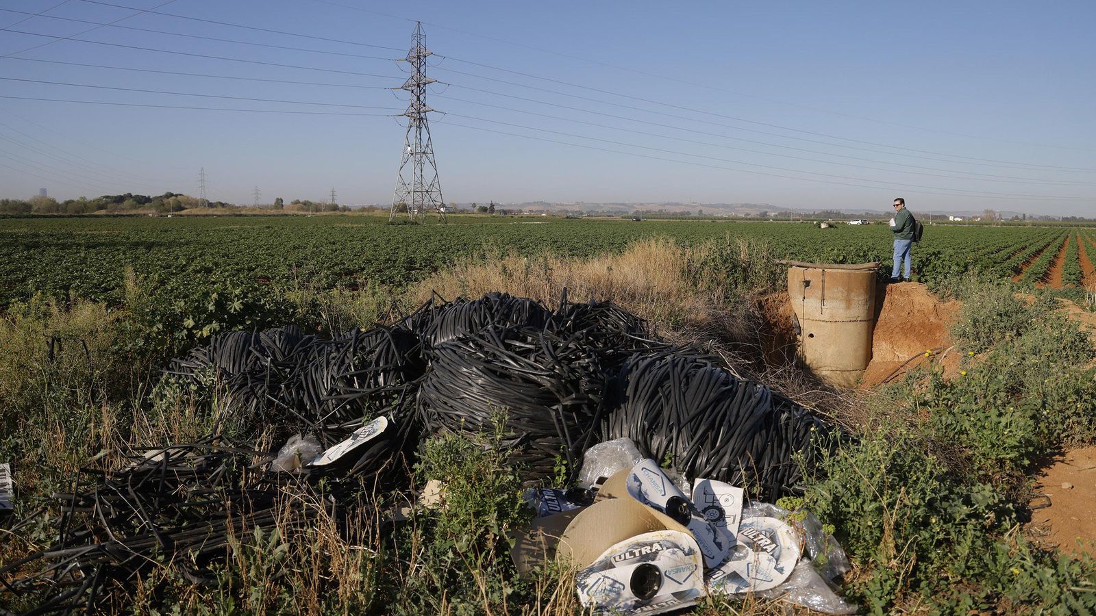 Restos de tubos de riego al inicio de la zanja.