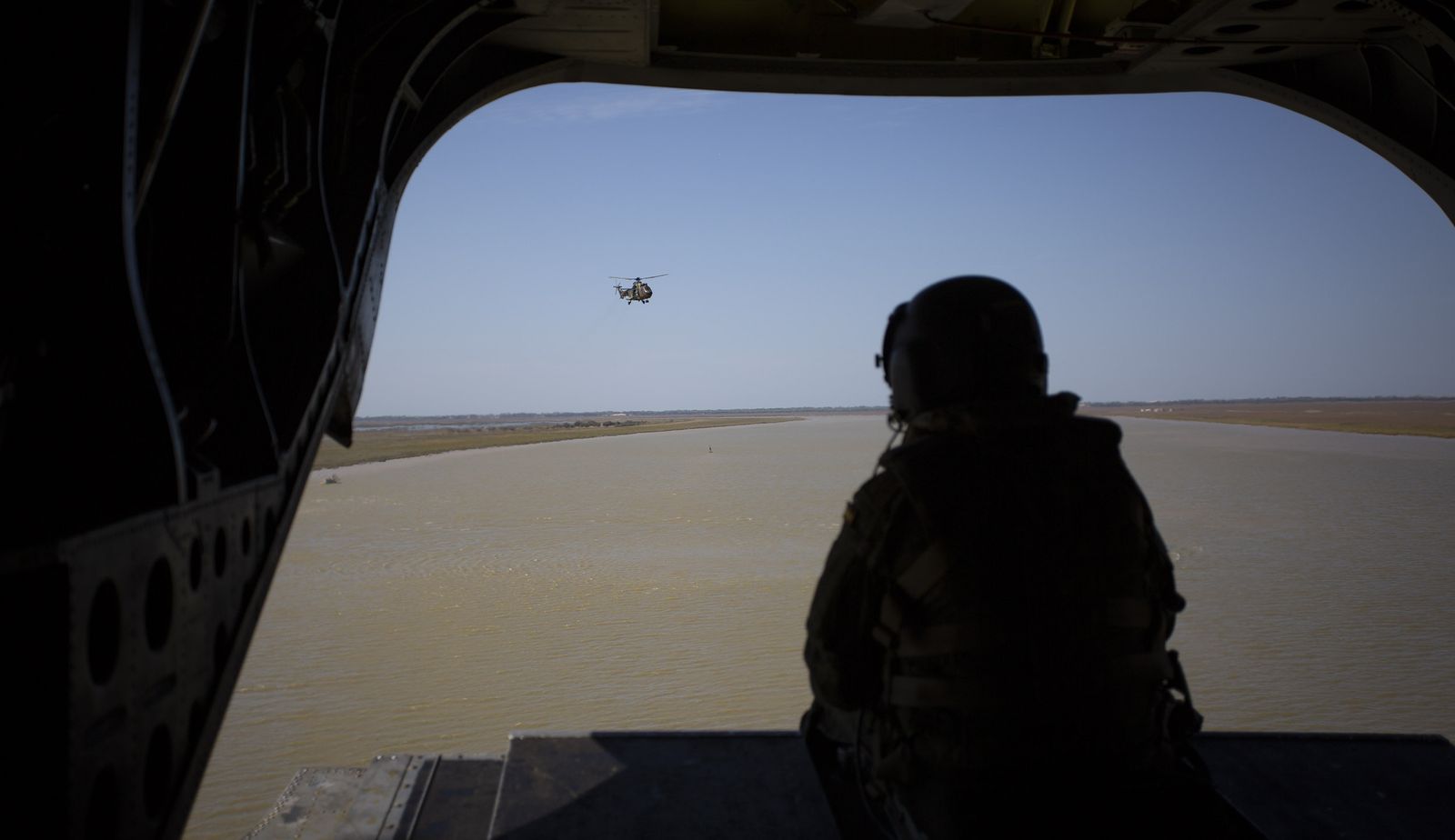 Entrenamiento del Ejército en el río Guadalquivir