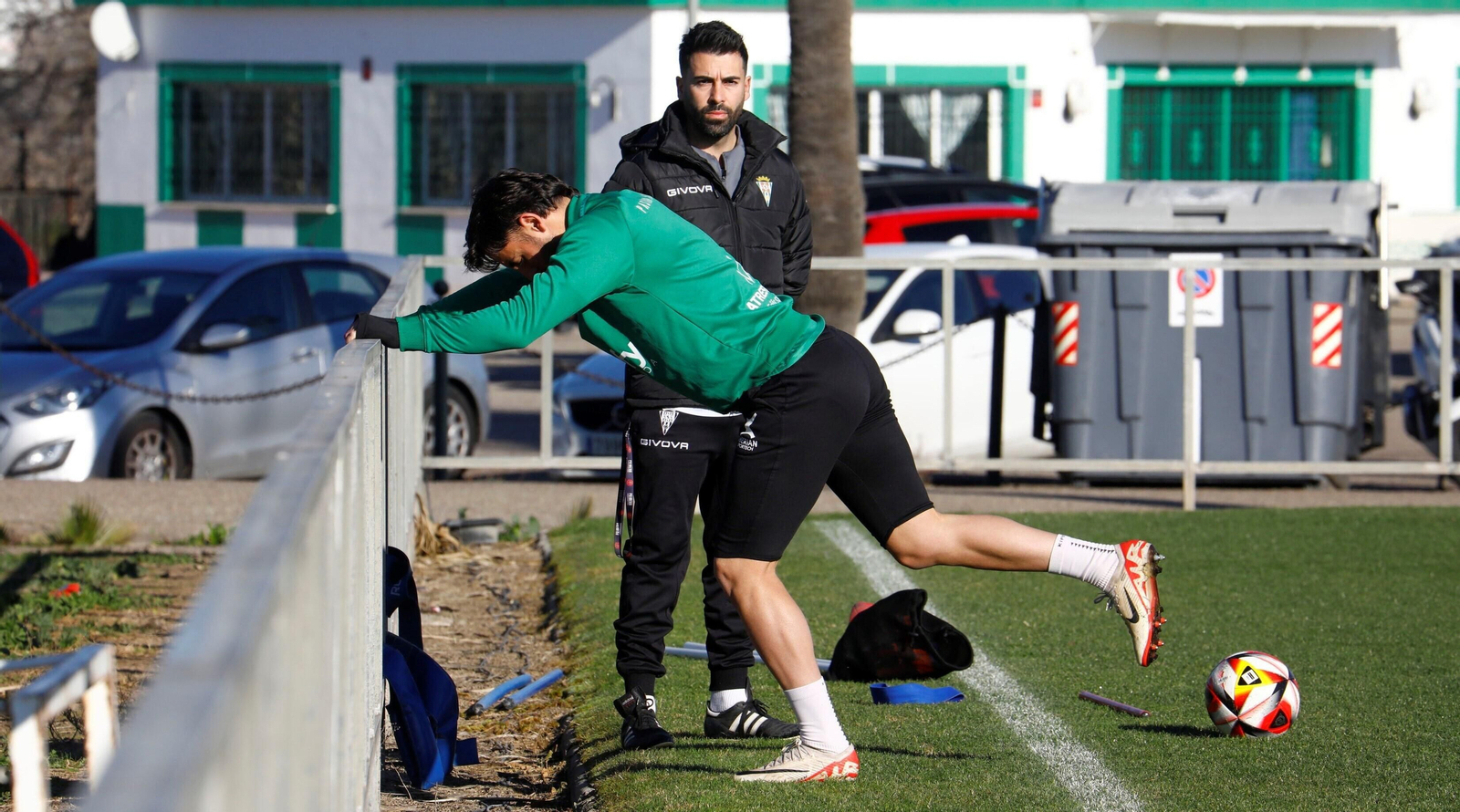 Adri Castellano se ejercita al margen del grupo en el entrenamiento del Córdoba CF. Adri Castellano se ejercita al margen del grupo en el entrenamiento del Córdoba CF.