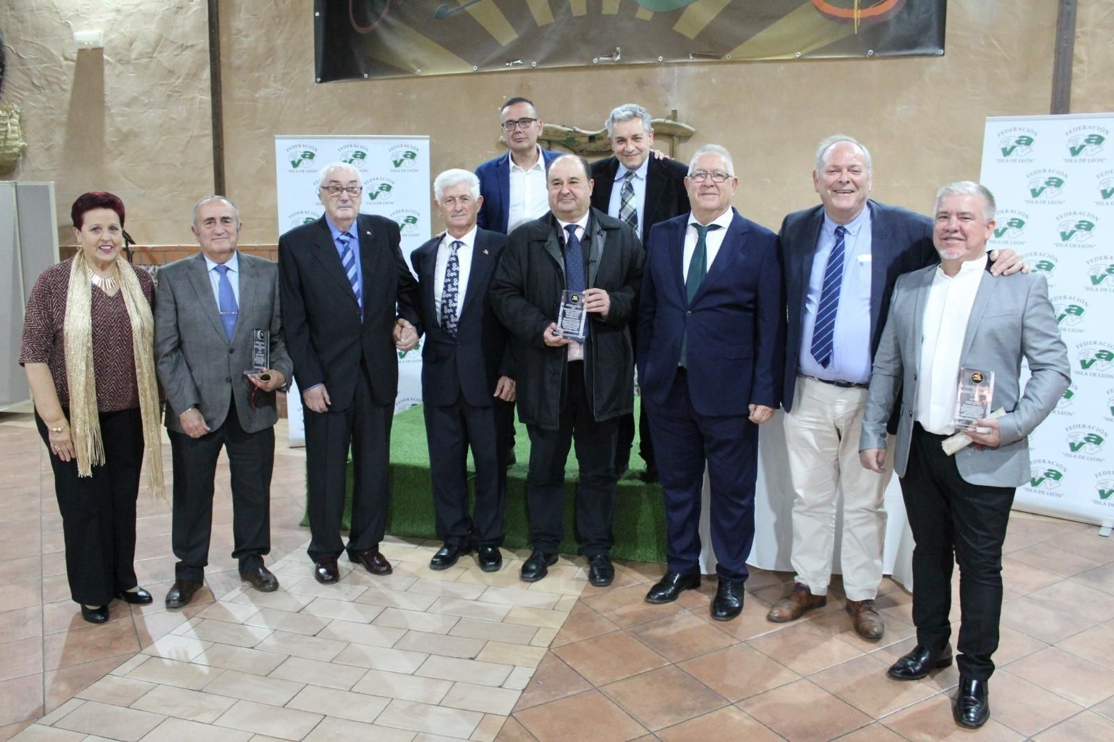 La federación Isla de León entrega sus insignias de oro en el día del vecino.