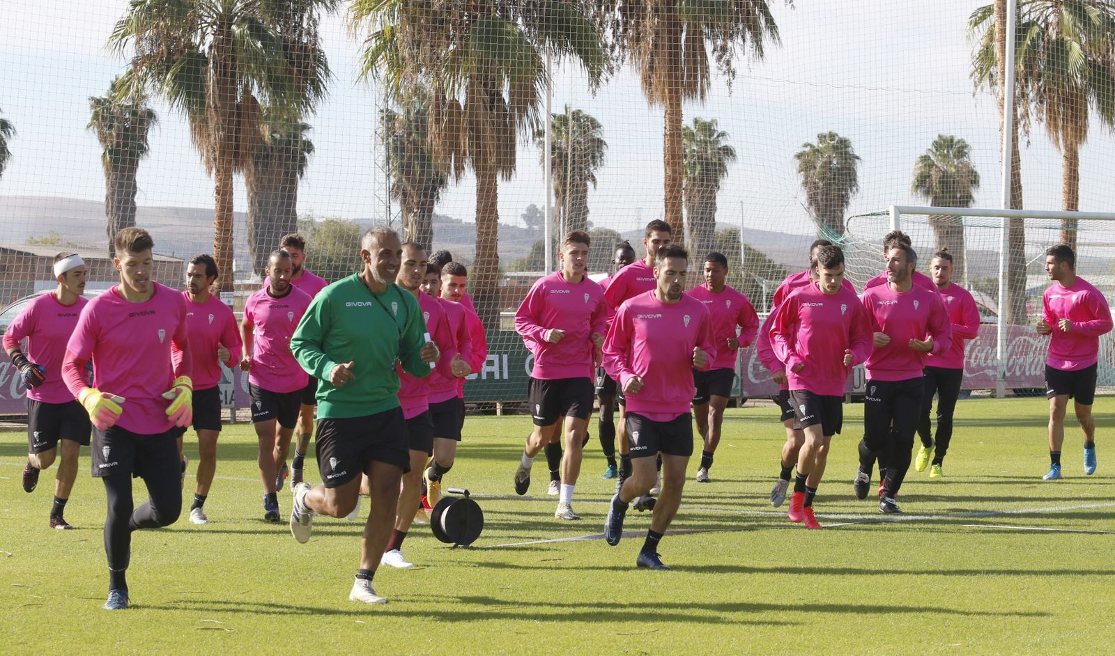 Los jugadores del Córdoba CF calientan antes de iniciar un entrenamiento.