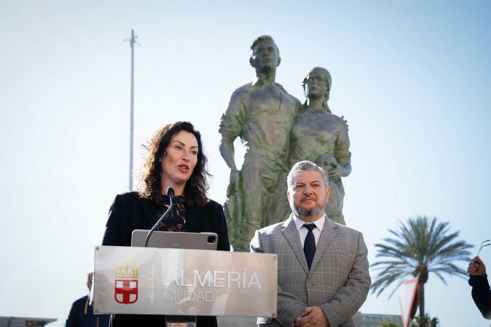 Imágenes de la inauguración sobre escultura ‘Familia Marinera’, del escultor Francisco Javier Galán, en homenaje a las familias de pescadores en Pescadería-La Chanca