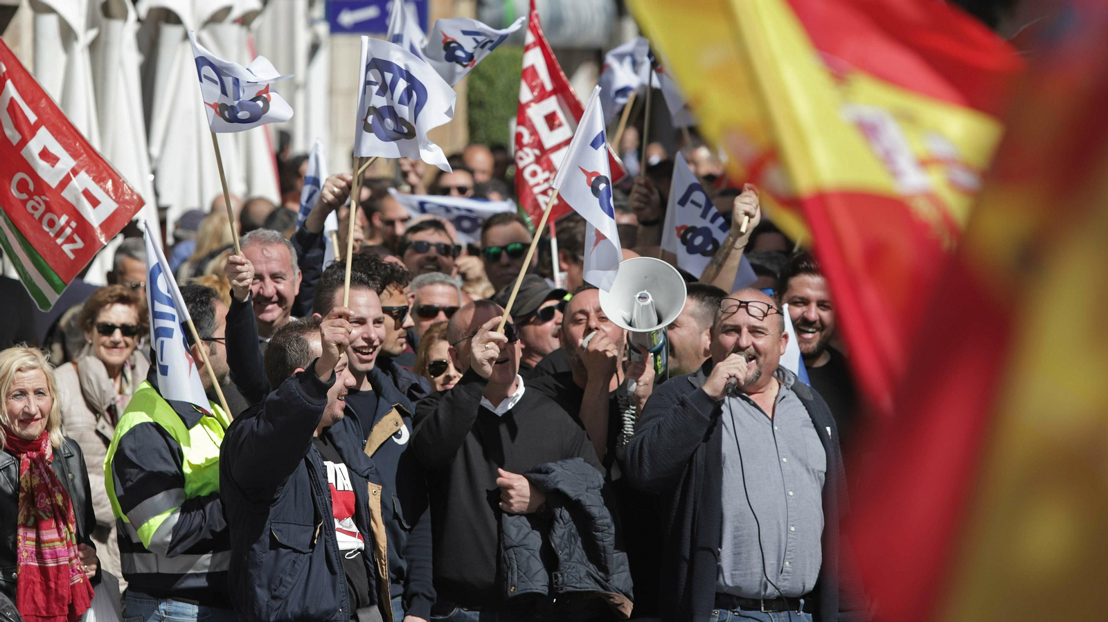 Trabajadores de Acerinox durante su marcha por las calles de Algeciras en protesta por su convenio.