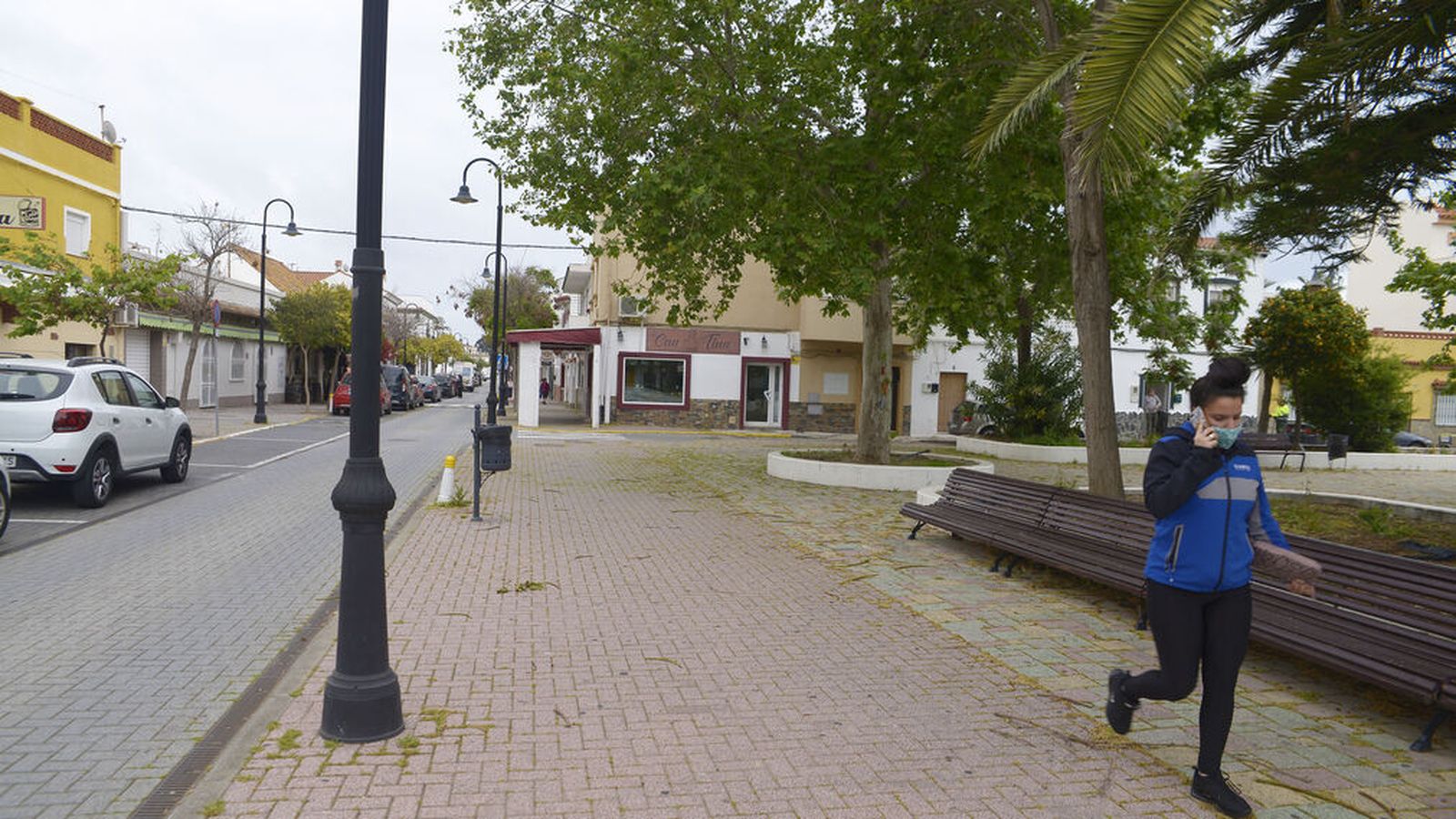 Una vecina de Palmones camina por la calle con mascarilla.