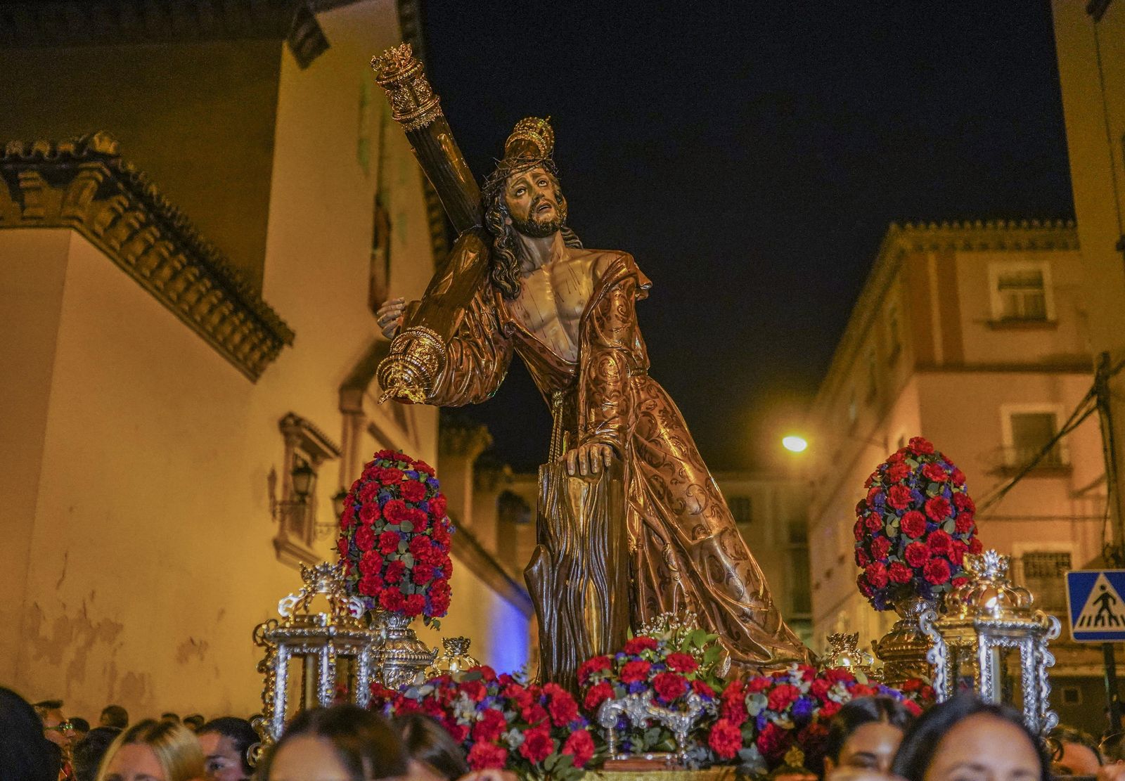 El vía crucis de la Hermandad del Trabajo, en imágenes