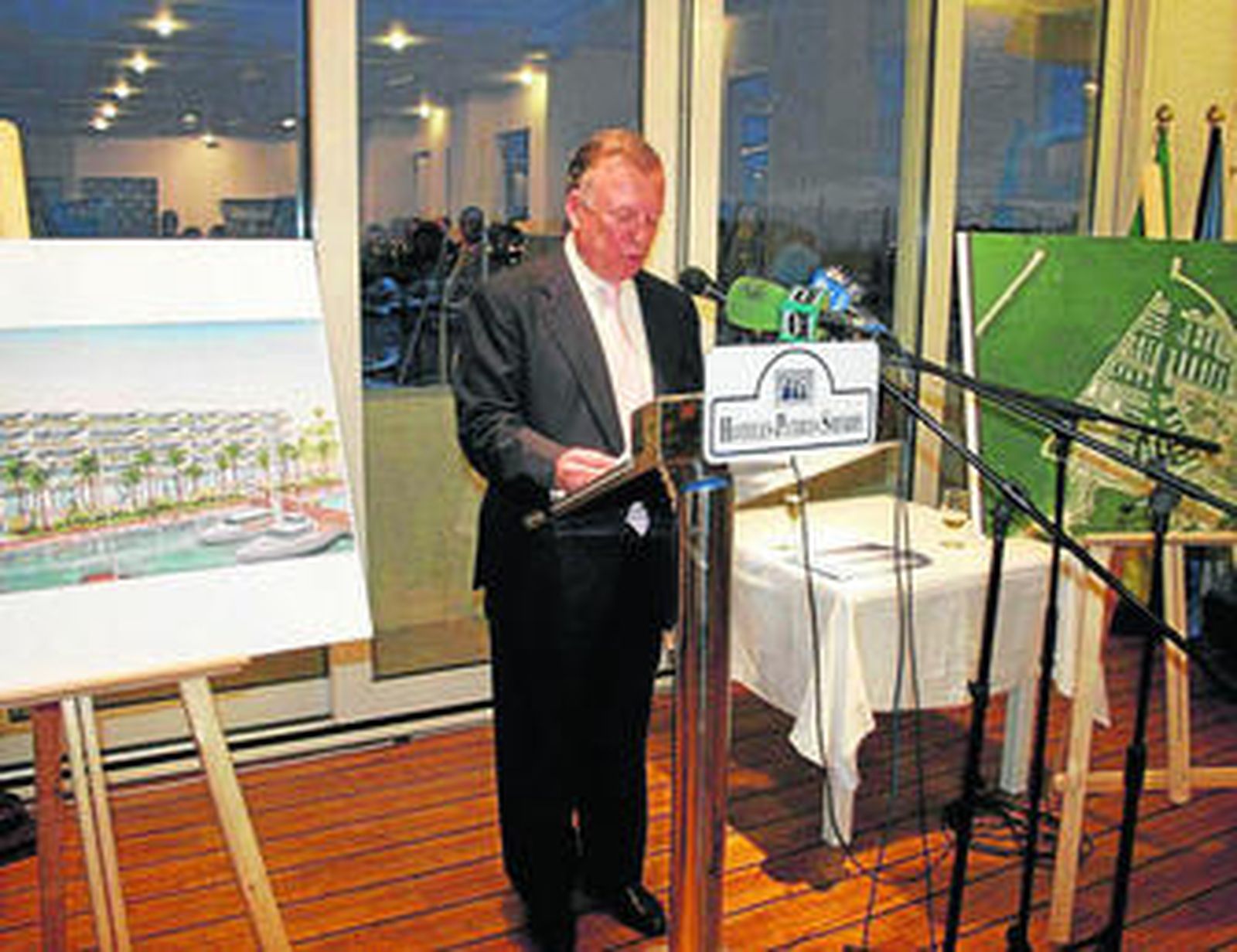 Pedro Bores, uno de los propietarios de Puerto Sherry, presentando el proyecto en abril de 2009.