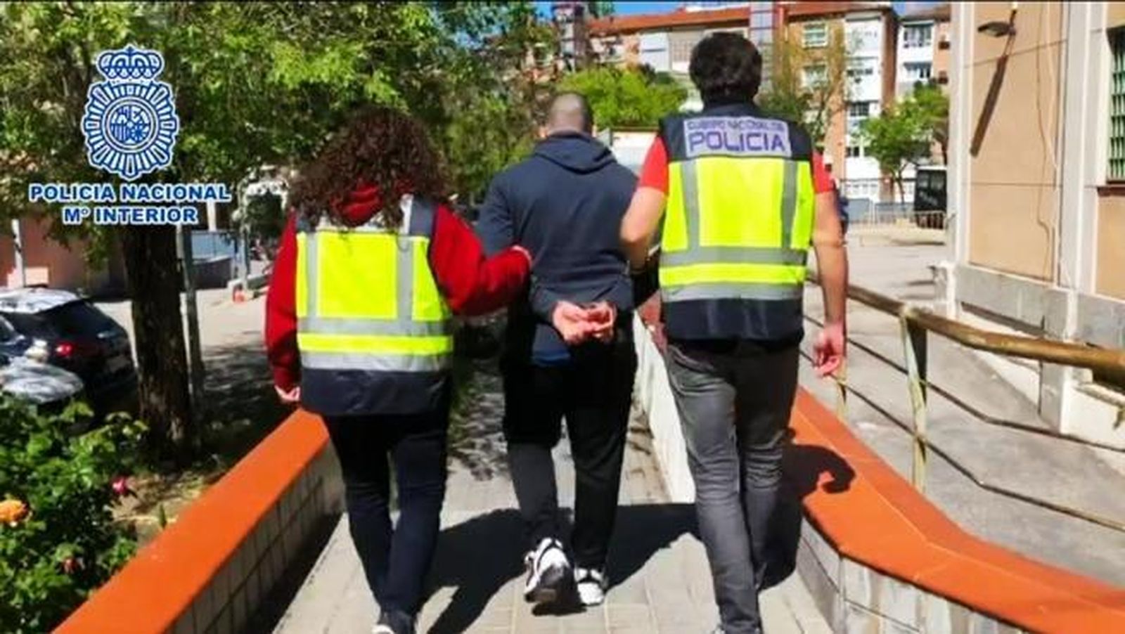 El hombre, en el momento del arresto.