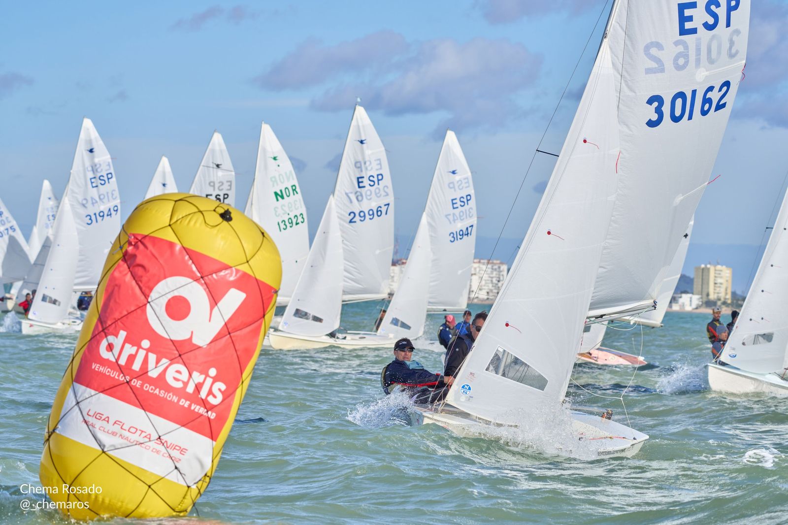 Un instante de la competición de la Flota de Snipe celebrada en la Bahía de Cádiz.