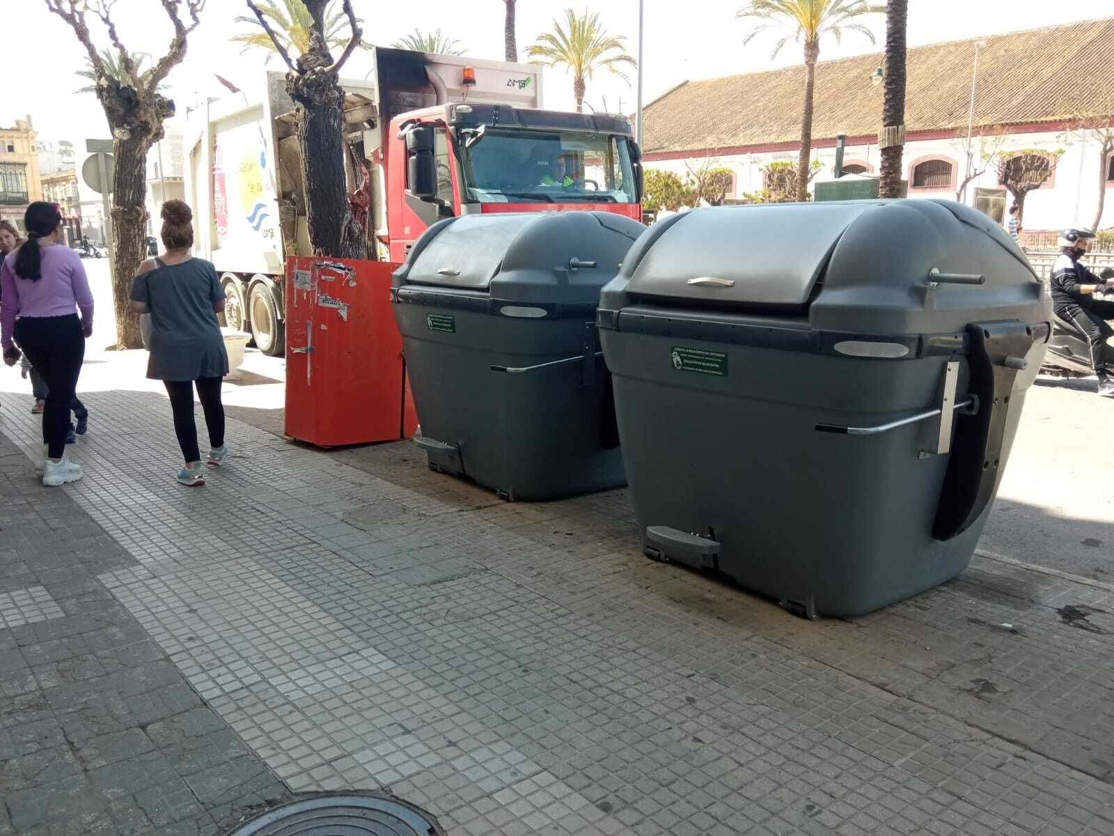 Dos de los nuevos contenedores de residuos sólidos urbanos de Sanlúcar.