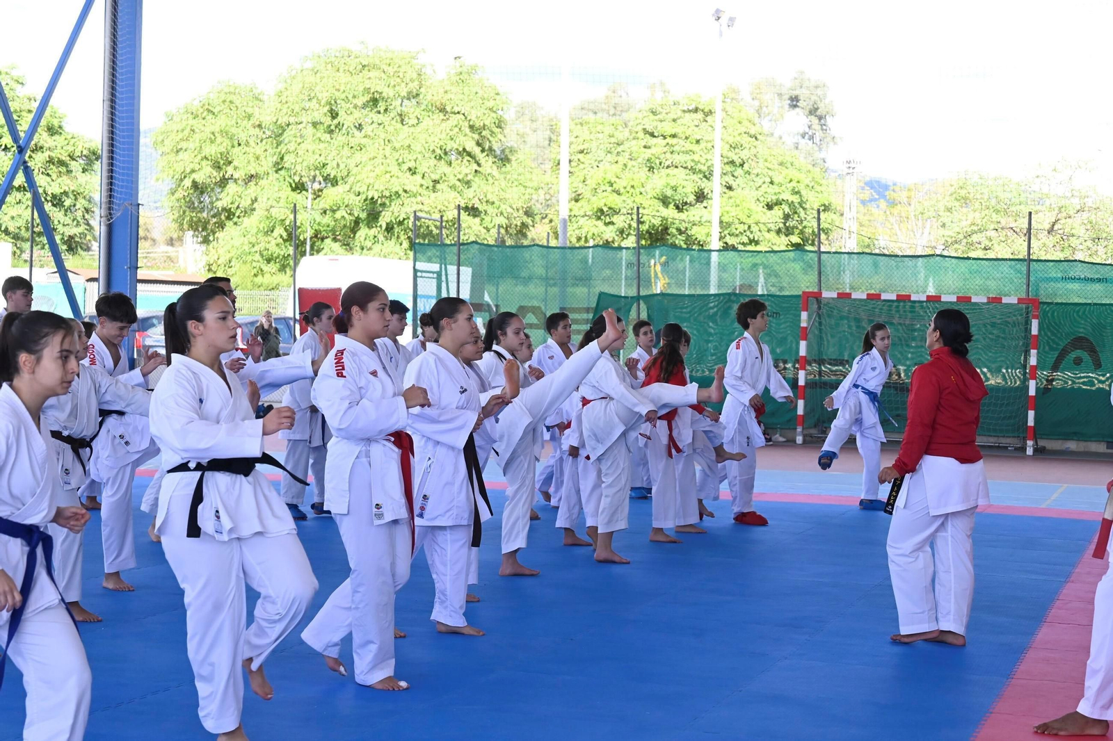 El Equipo Atama disfruta en Córdoba de la maestría de María Torres, campeona del mundo de kárate