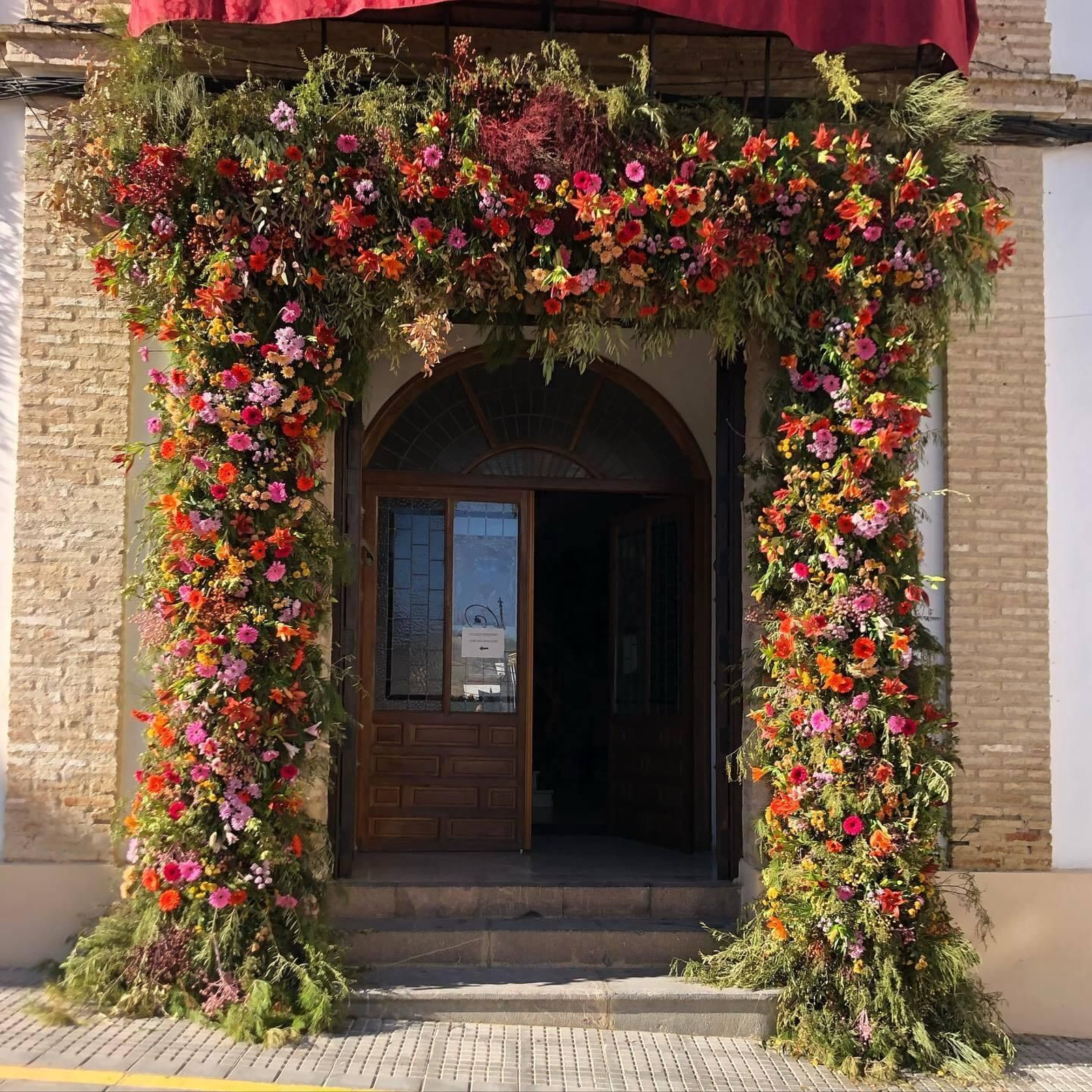 La instalación floral realizada para el Ayuntamiento de La Rambla, Córdoba, de donde es natural.