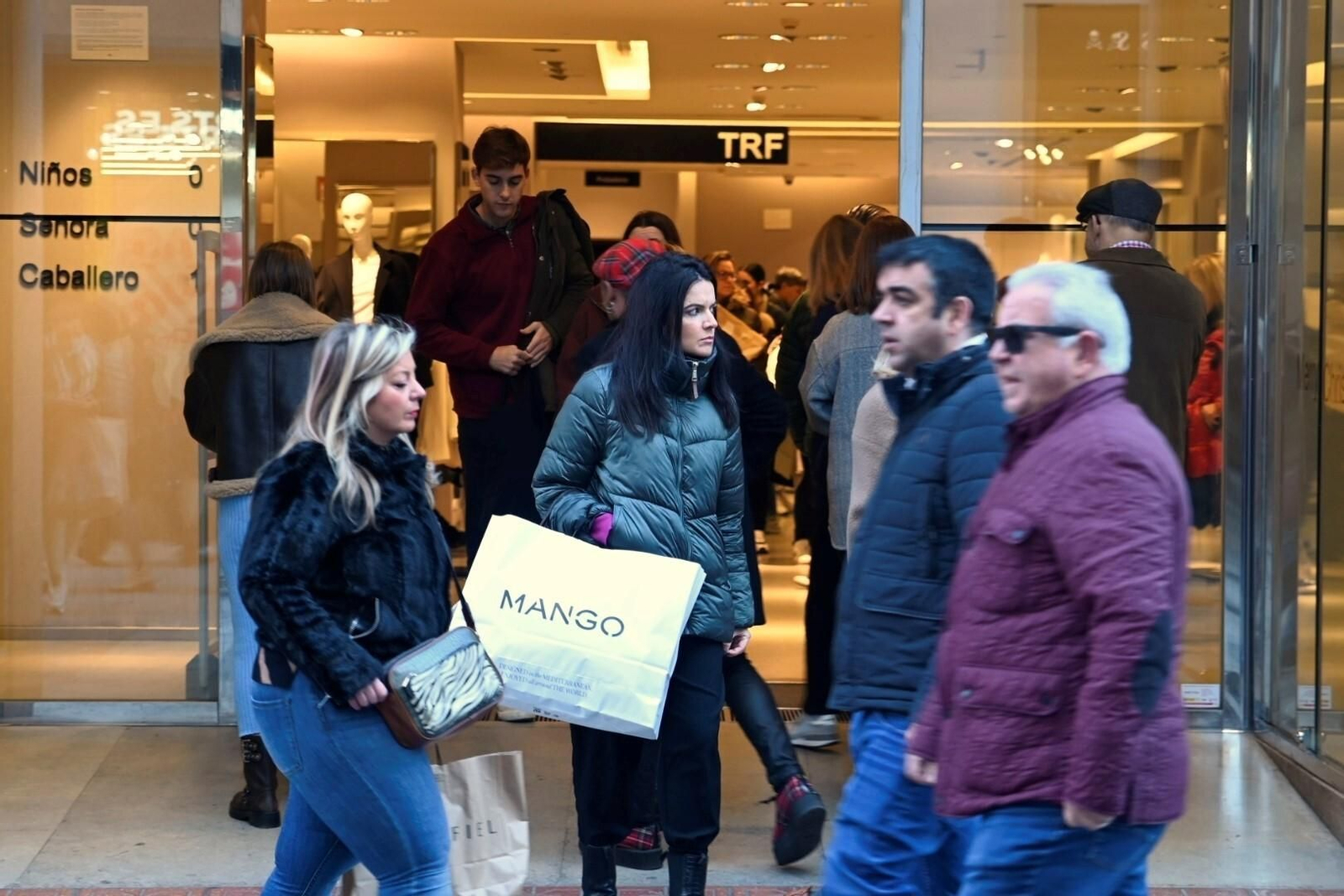 Las cordobeses se echan a la calle el primer día de las rebajas de invierno, en imágenes
