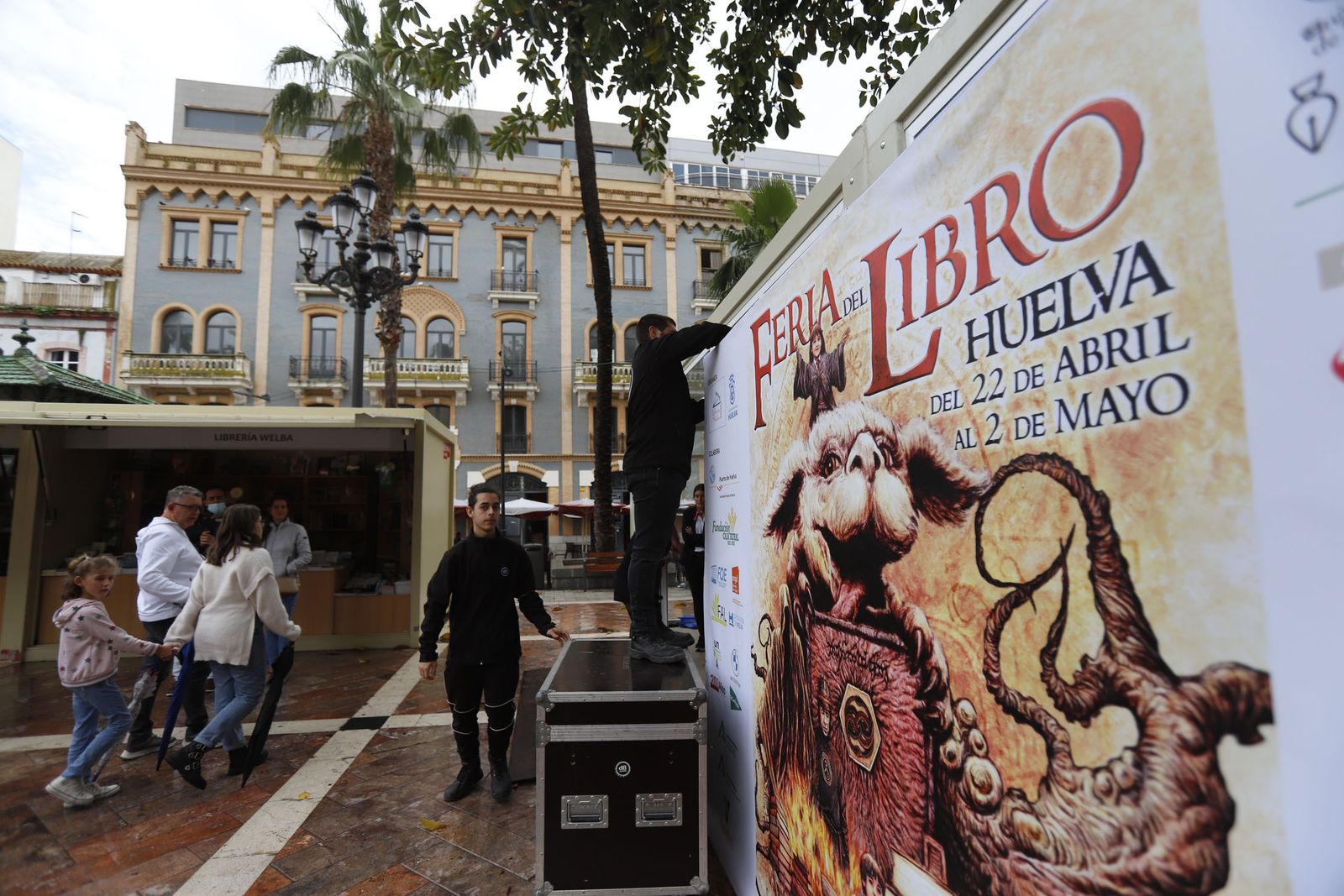 El cartel de este año, dedicado al género fantástico, en el corazón de la Feria del Libro de Huelva.