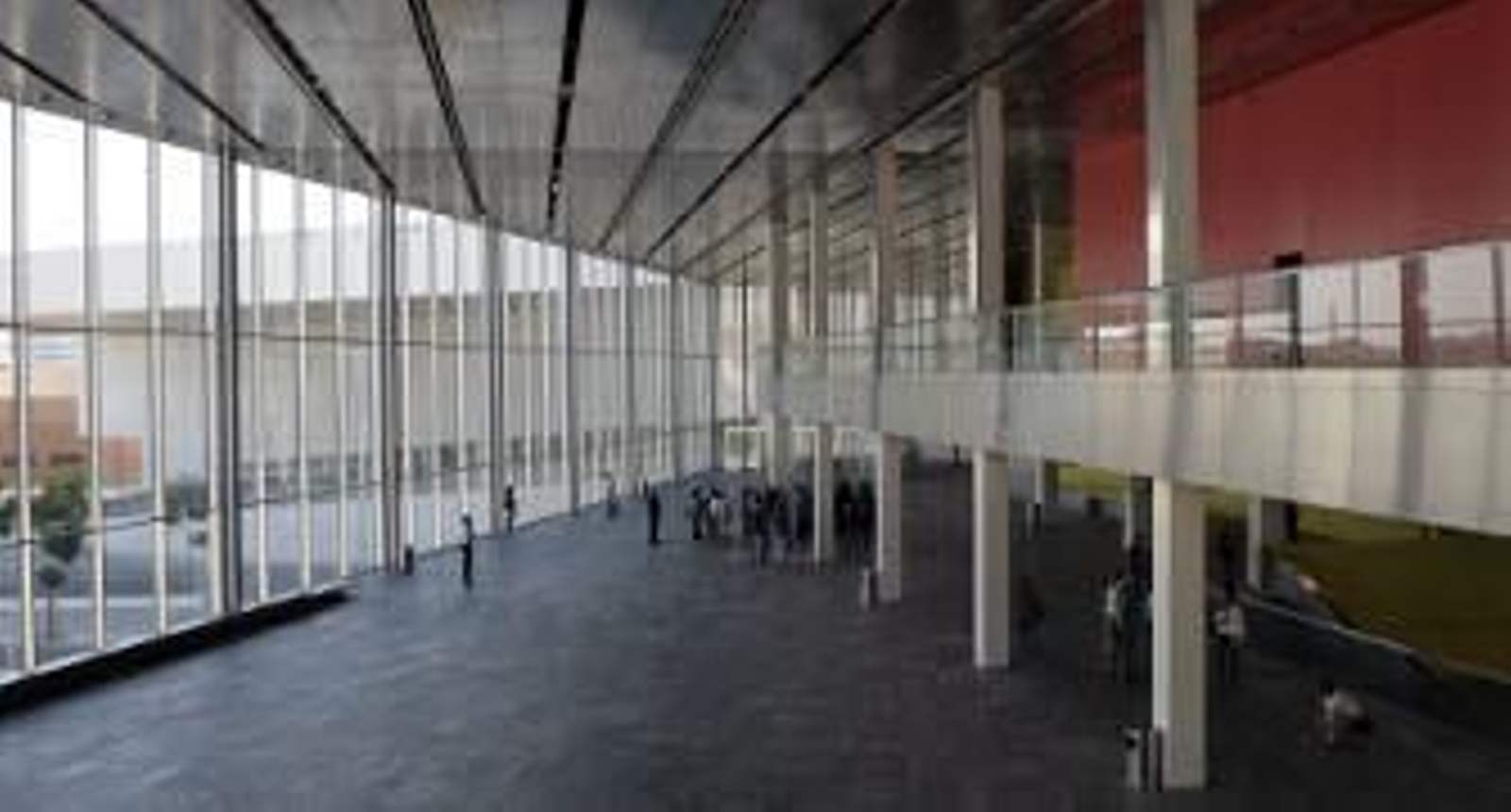 Interior del vestíbulo del nuevo edificio de Fibes diseñado por el arquitecto Guillermo Vázquez Consuegra. / Juan Carlos Muñoz