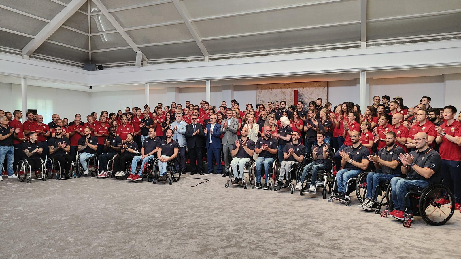 Parte de la delegación española en la recepción oficial junto a Pedro Sánchez.