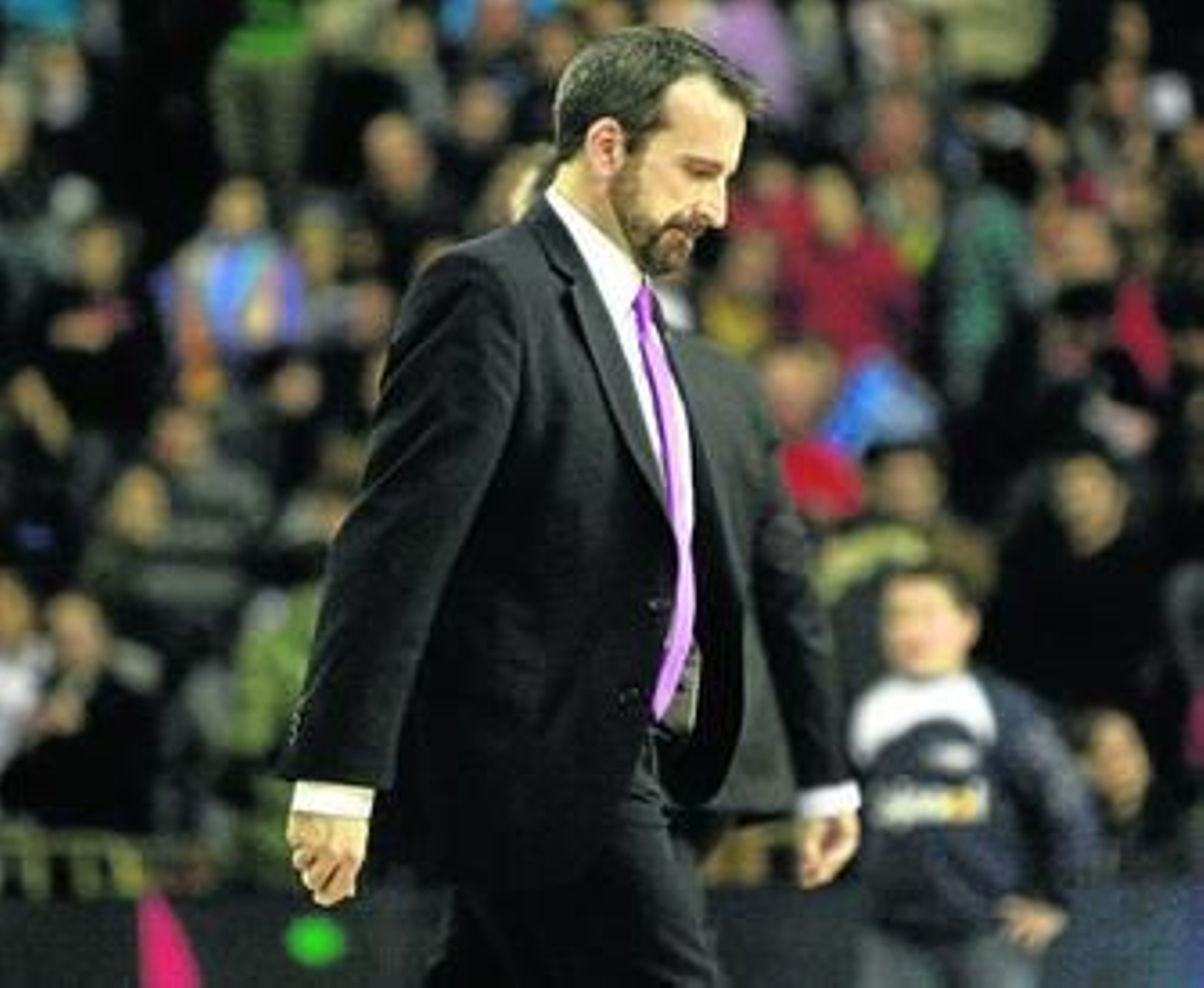 Joan Plaza se encamina hacia los vestuarios en el descanso del encuentro ante el Real Madrid.