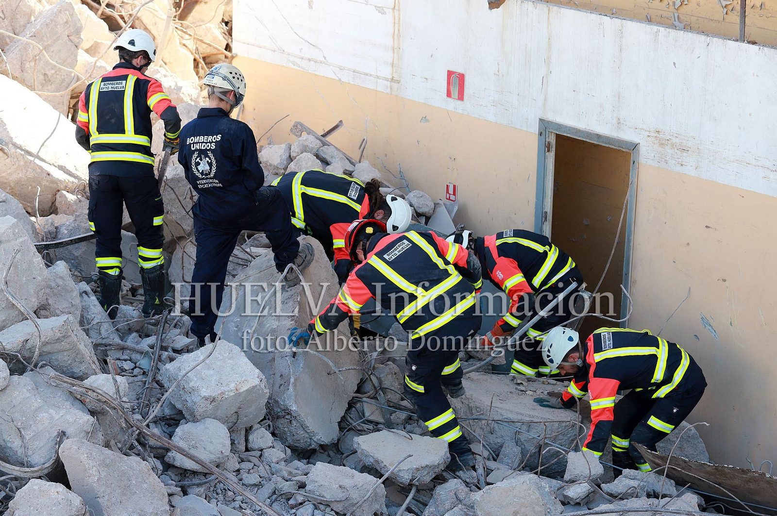 Imágenes del simulacro de los Bomberos de Huelva con la Unidad Canina