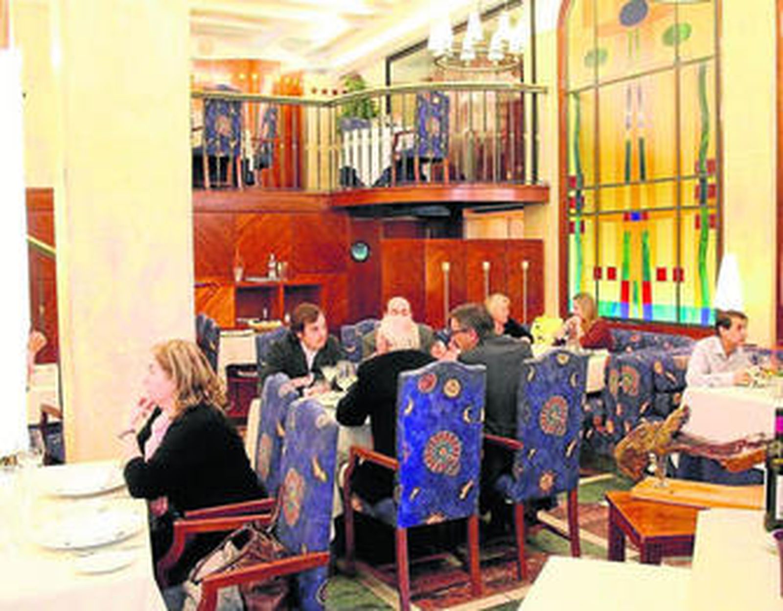 Salón del Restaurante donde se puede disfrutar de comida de nivel.