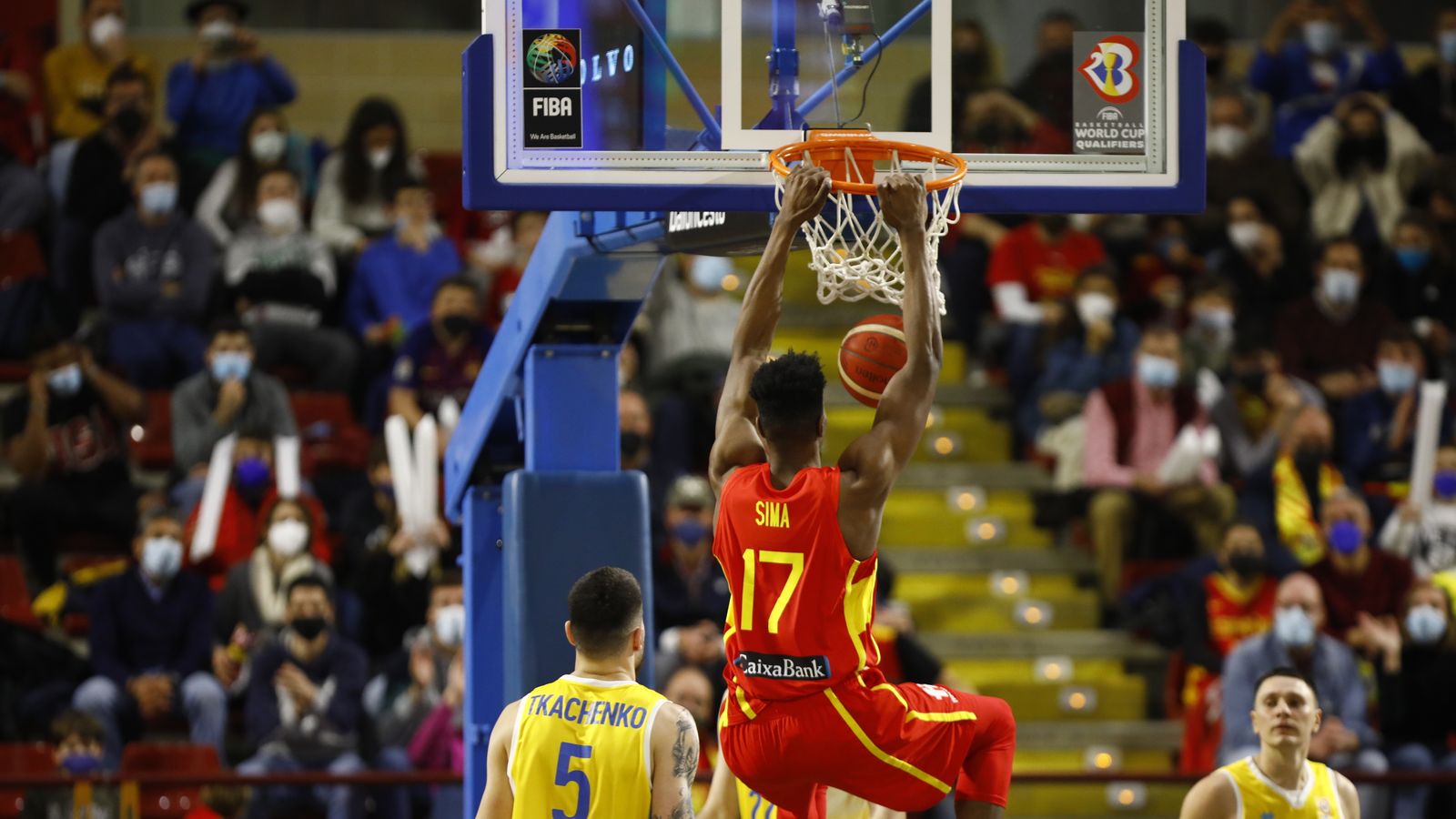 Sima se cuelga del aro tras anotar una canasta.