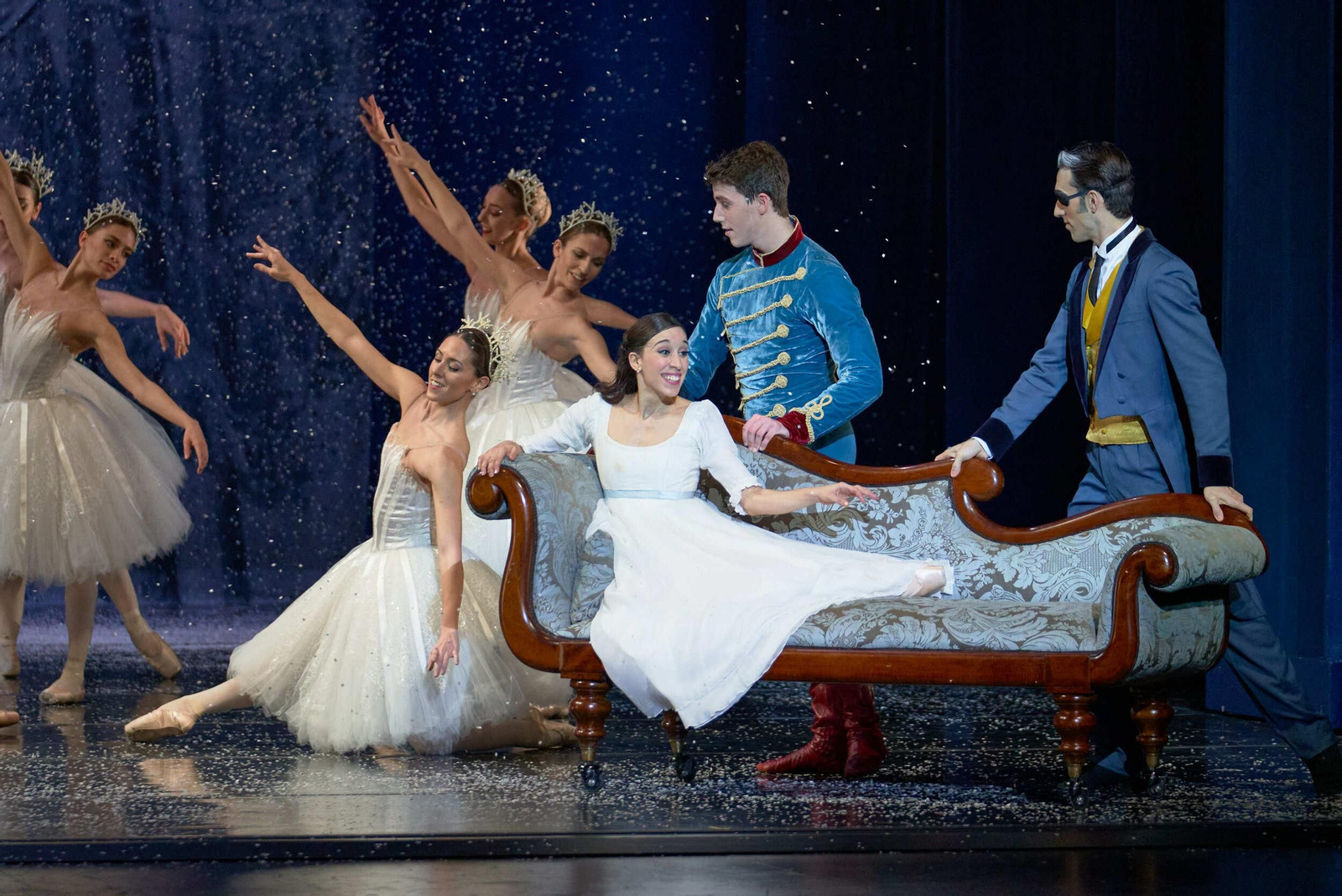 Clara y el Cascanueces llegan al Reino de las Nieves al final del primer acto.
