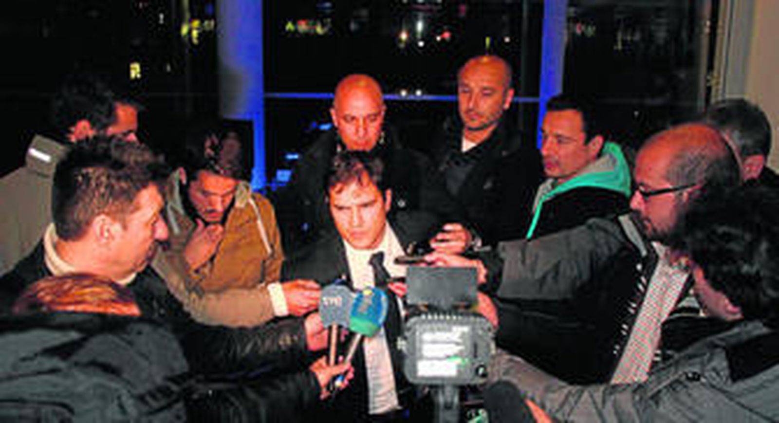 Vicente Casado atiende a los periodistas en el aeropuerto de Münster antes de partir de vuelta a Málaga.